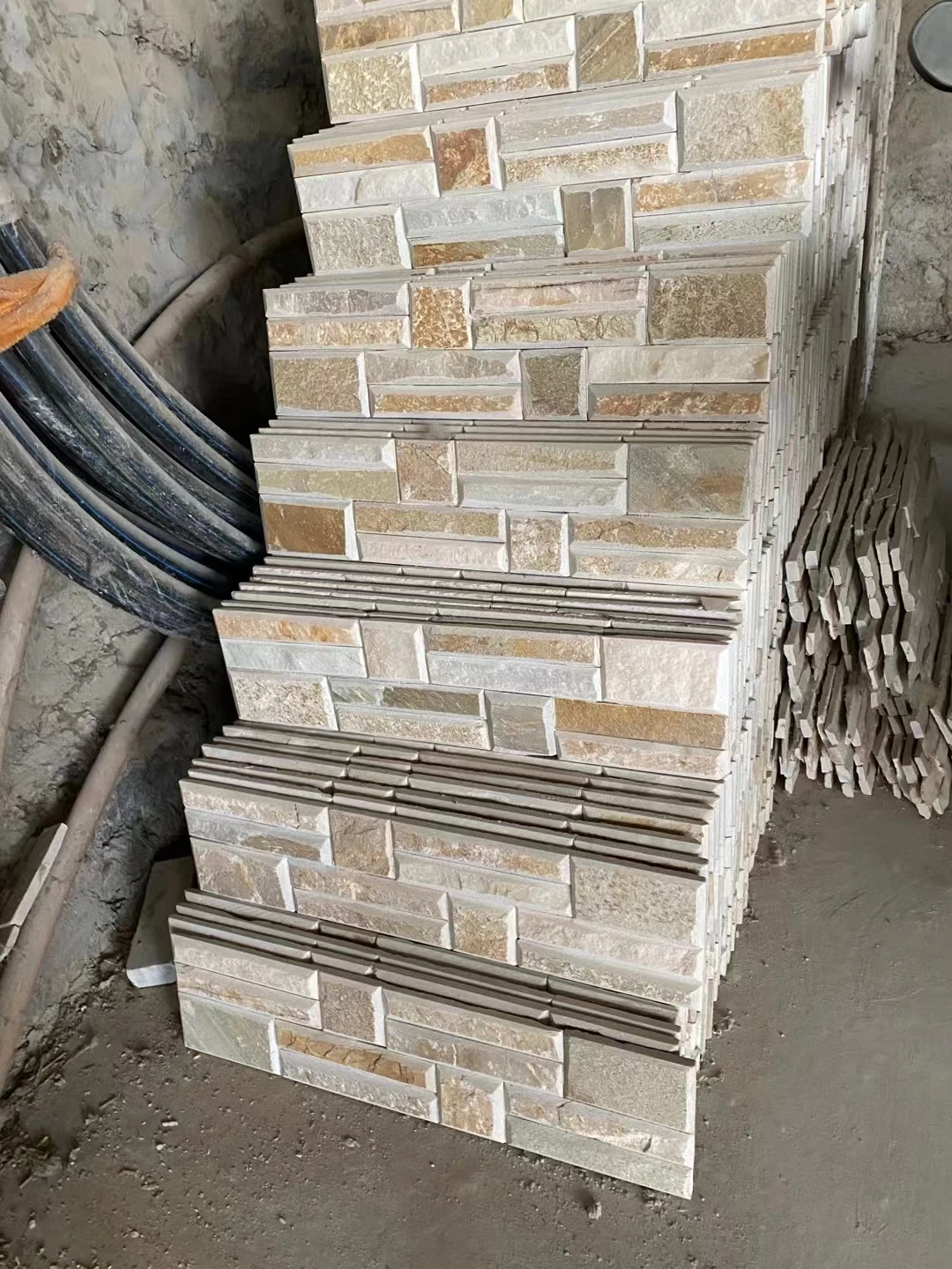 Оптовая продажа лучшее качество украшение для дома художественный настенный камень кирпичи самоклеящийся полосатый тонкий шиферный шпон