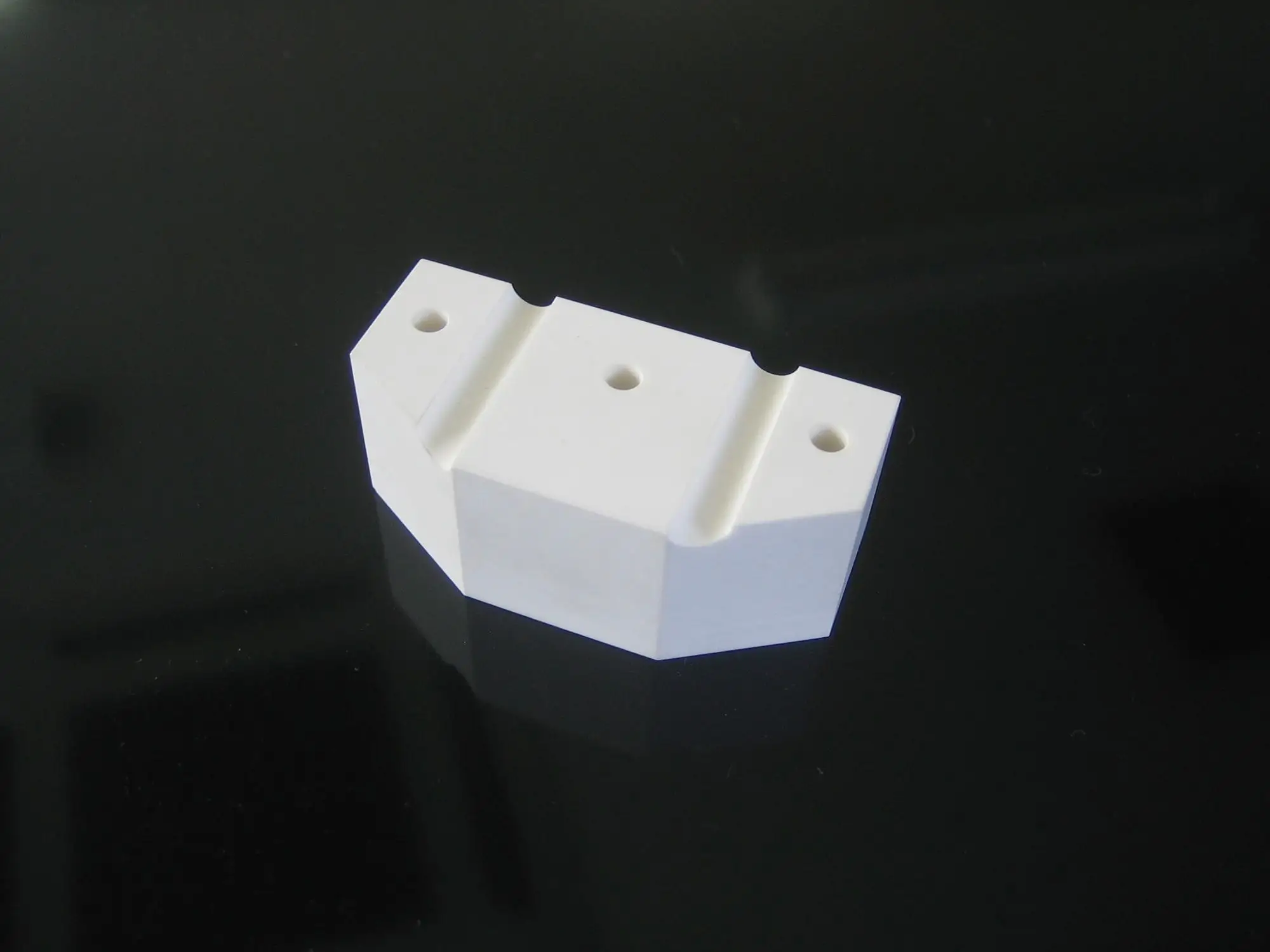 Machinable ceramics (ceramics with excellent machining characteristics) made in Japan
