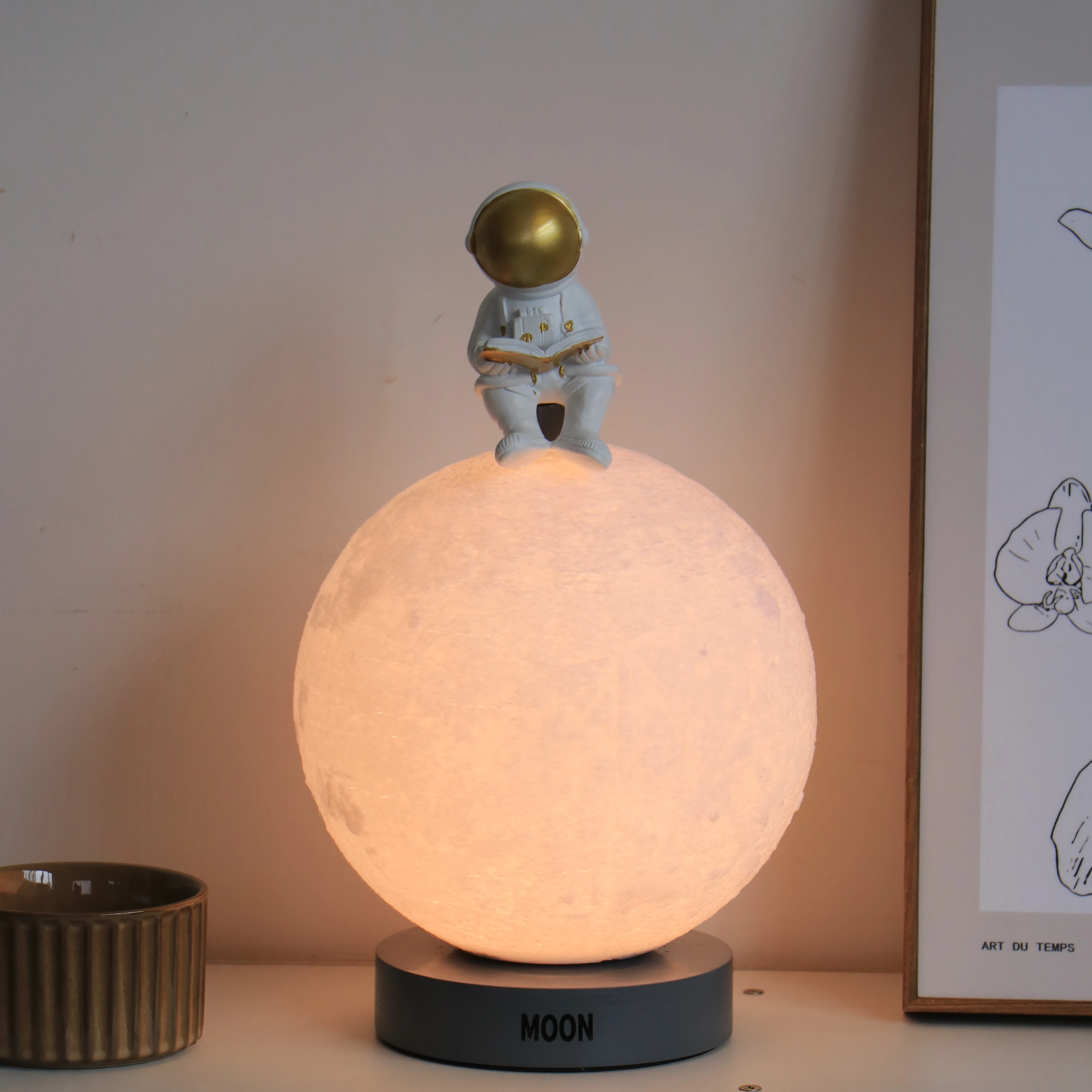 Wholesale Rechargeable Resin Astronaut Touch Night Light battery 3D Moon Lamp for Bedroom Desk Home Gift Table Lamp