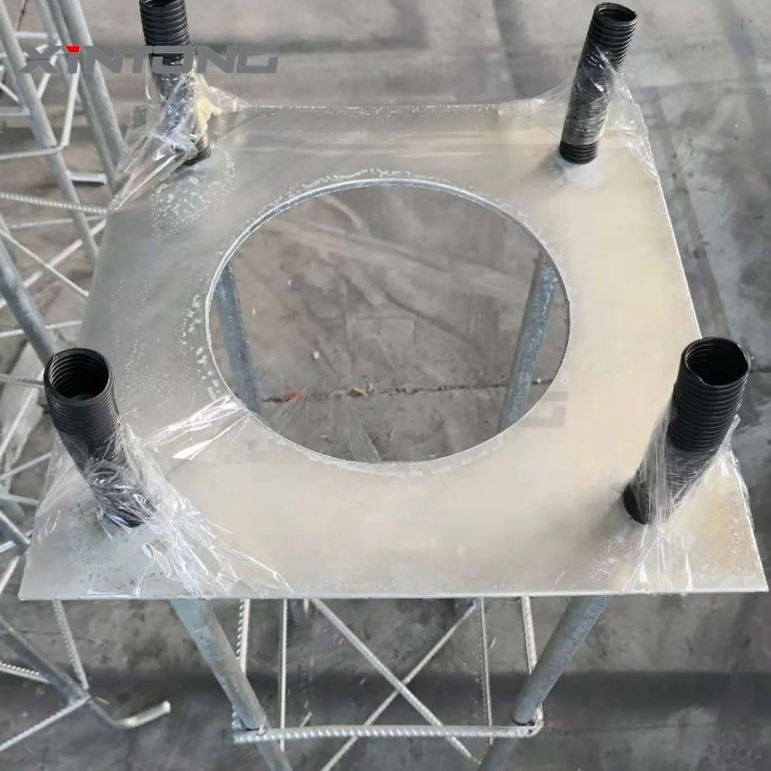 Xintong  Customize Outside High Quality China Manufacture 3M 6M 12M 25 Meters Single Arm Street Led Light Pole Solar