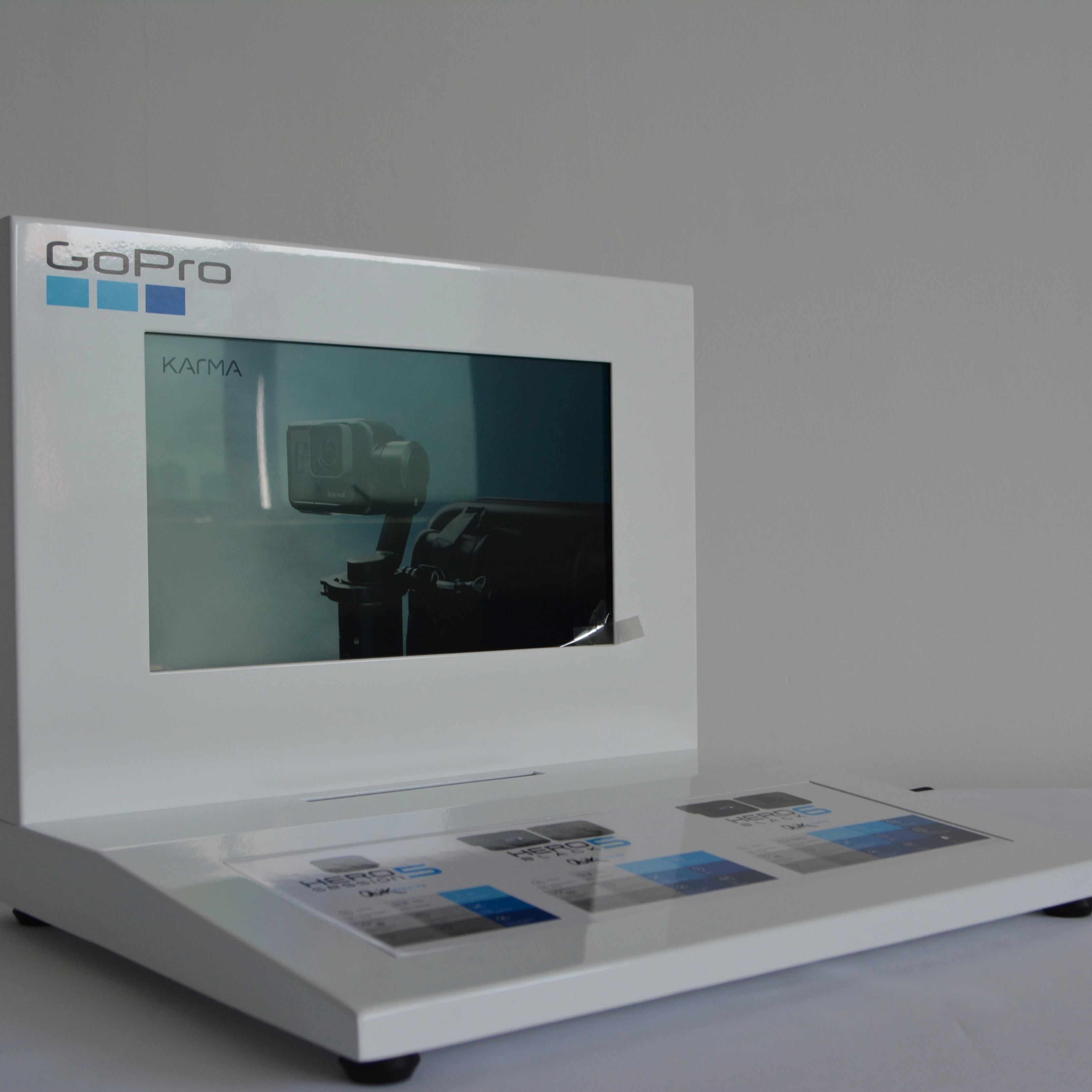 
China POP metal display stand on table with video 