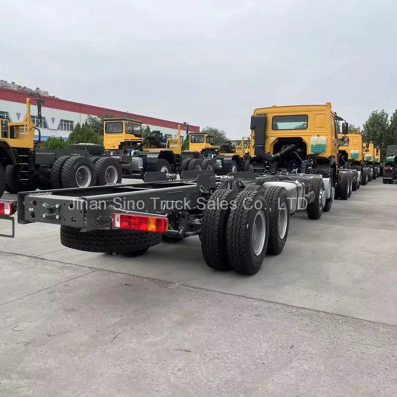 2024 China Sino Howo 8x4 Diesel 50Tons 12Wheelers Tipper Dump Truck chassis with metal bumper