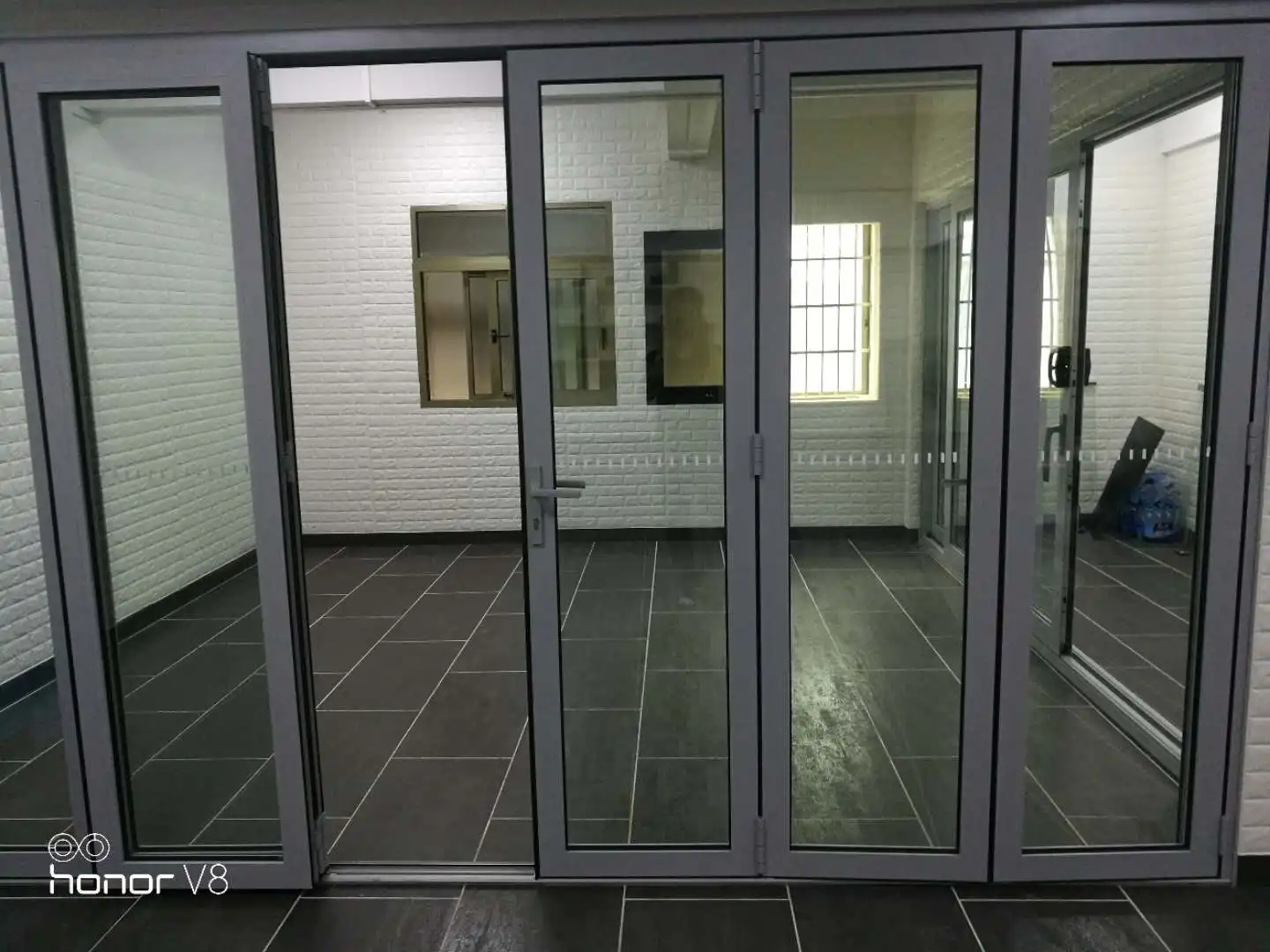 Low-E Heat Insulation Bi-Folding Door with Customized Waterproof Glass Door