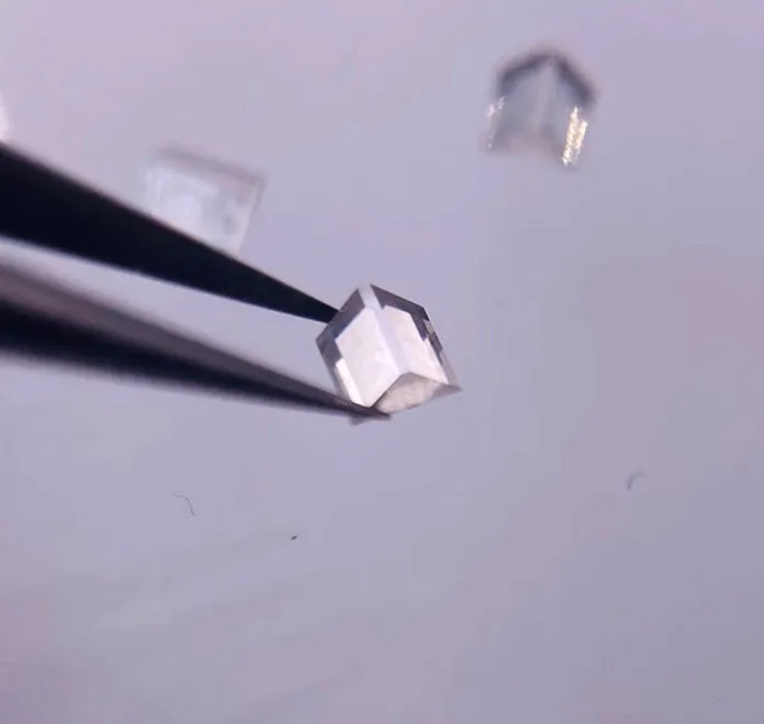 High precision optical CVD diamond right angle prism for infrared application