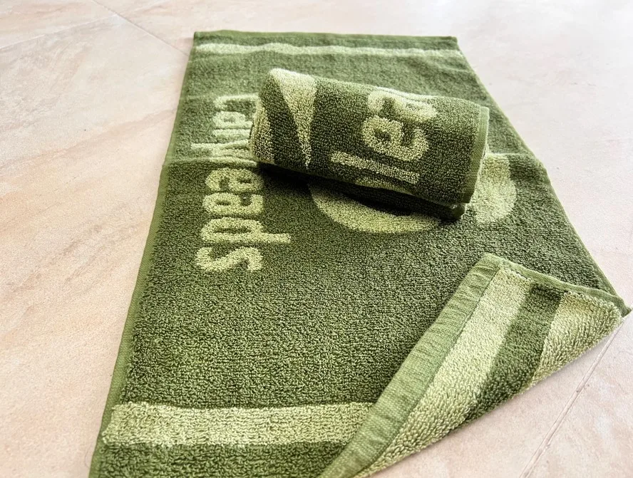 Custom Logo Cheap Magnet 100% Cotton Gym Towel Fitness Sport Towel with Pocket and Hoodie