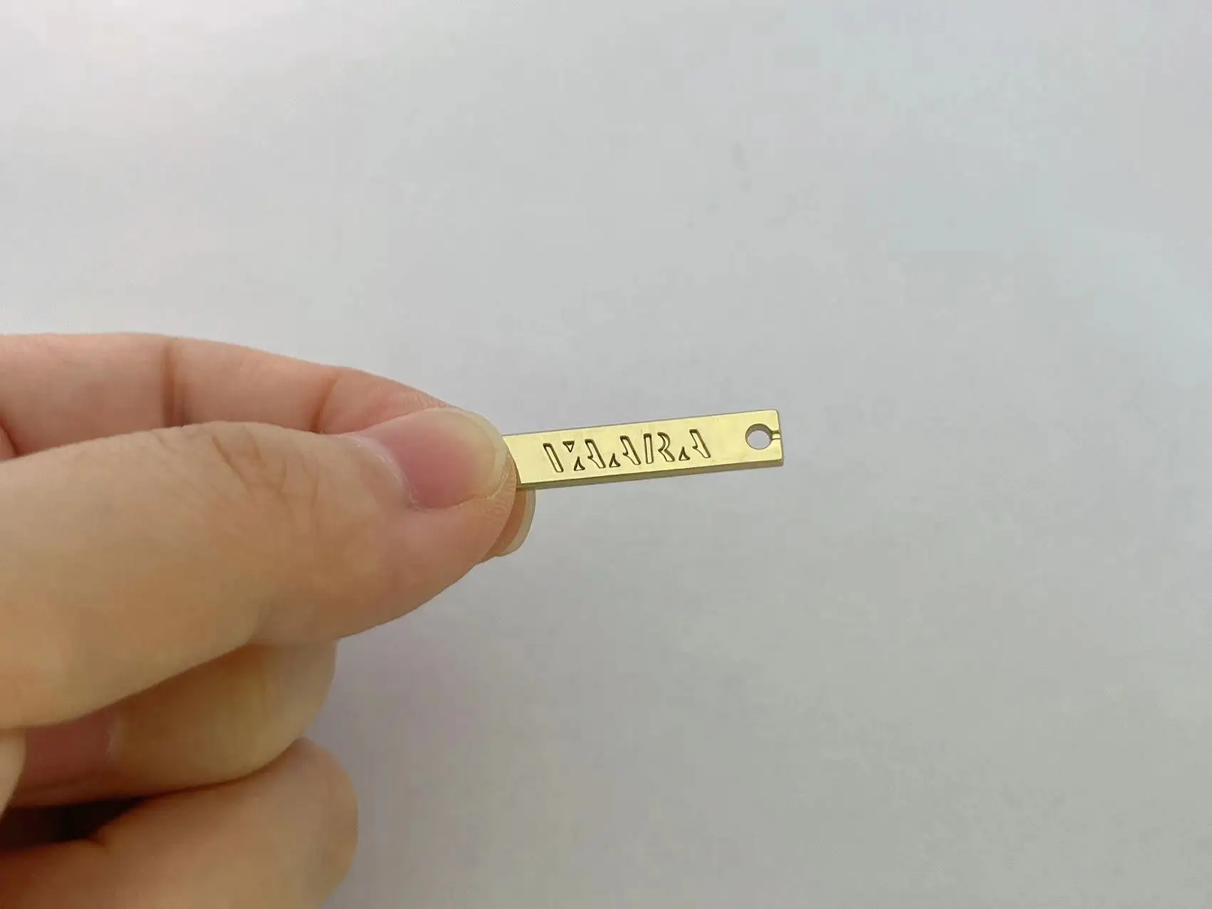 Металлический логотип для одежды Золотой металлическая бирка обуви и мешков бумажные безопасные этикетки с гравировкой