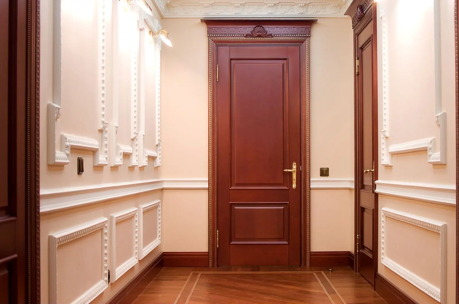 High Quality Cheap Solid Wooden Double Door Elegant Carvings Luxury Homes Fices Wooden Door