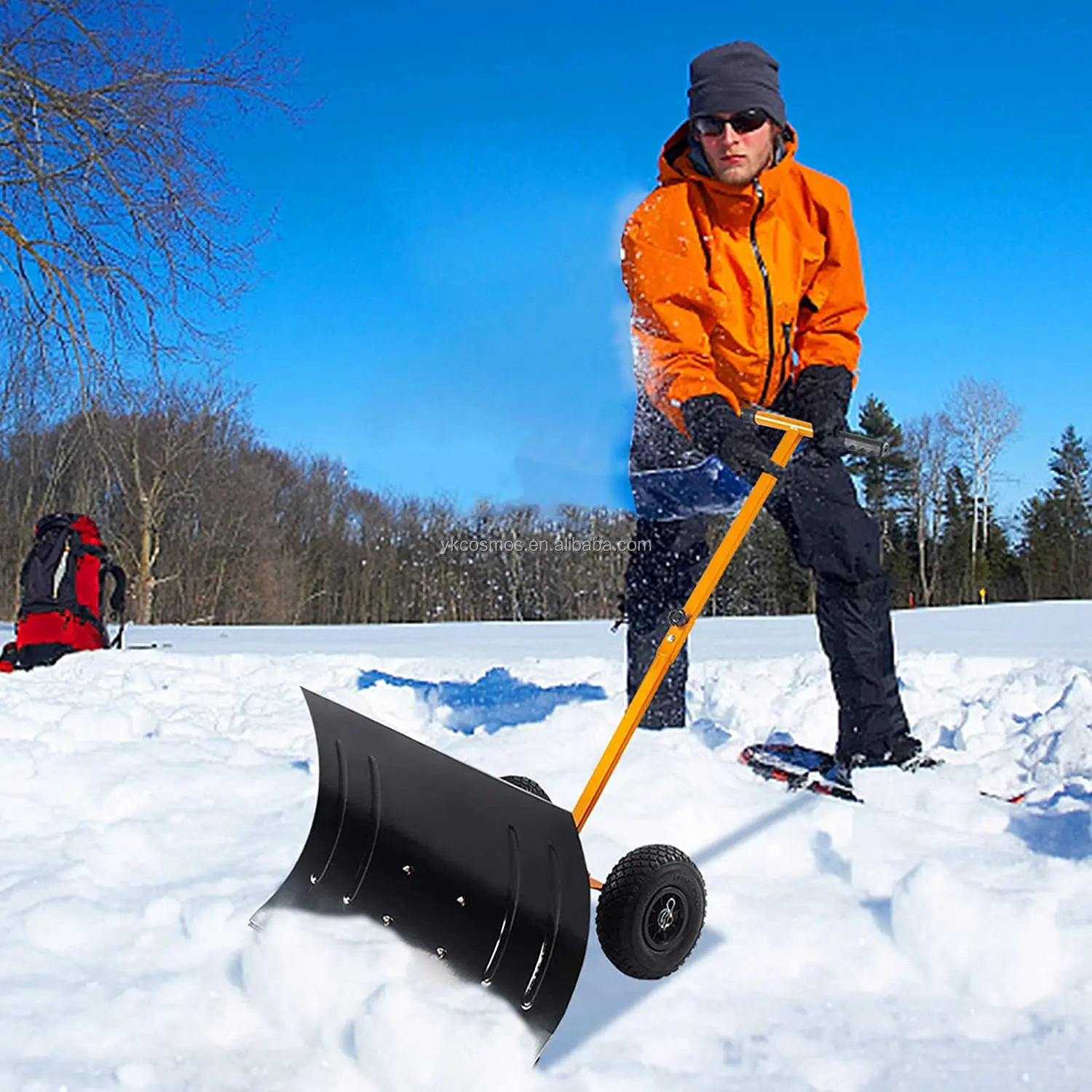 New model easy to  operation with two  wheels and garden hand held stainless single snow shovel,hand operated snow pusher