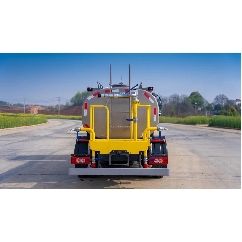 Light duty sprinkler truck fully automatic robot welding integrated tank body Foton 5 m ³ sprinkler truck