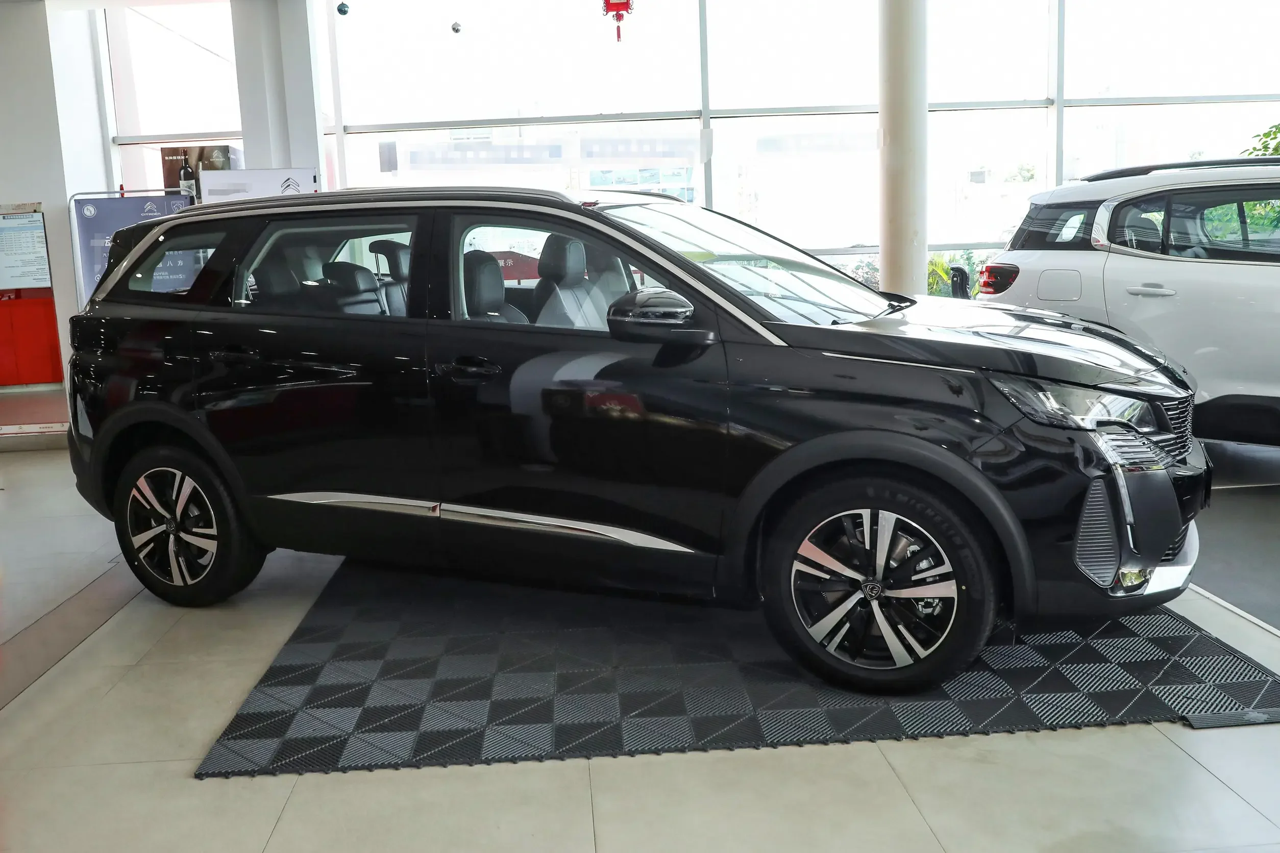 Peugeot 5008 Gasoline 400THP Mid-size 5 seats SUV vehicle Fuel automatic transmission FWD adults car Dongfeng PEUGEOT Auto