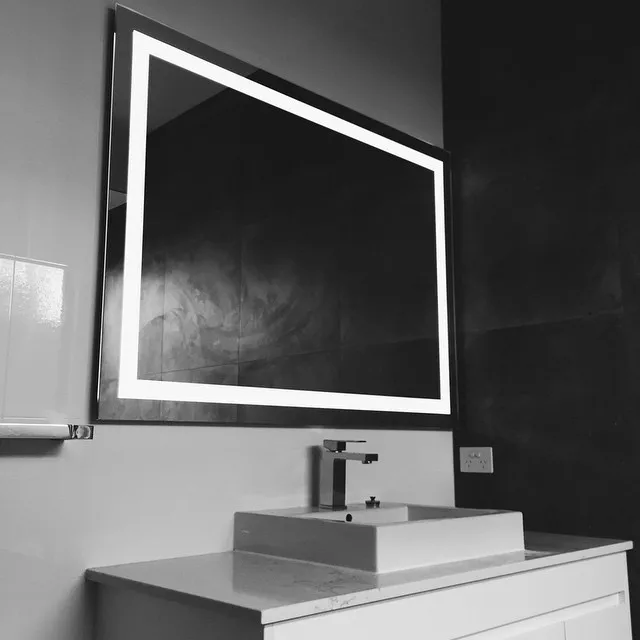 Современное превосходное антизапотевающее зеркало из серебристого стекла для ванной комнаты с светодиодными и цифровыми часами