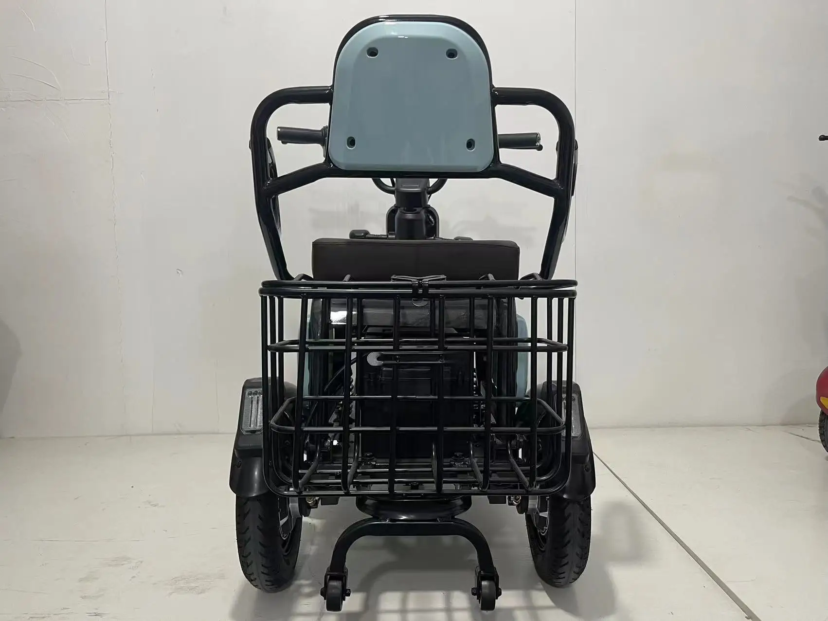 The electric tricycle with bright blue LED headlights is easy to operate and suitable for everyone to travel.