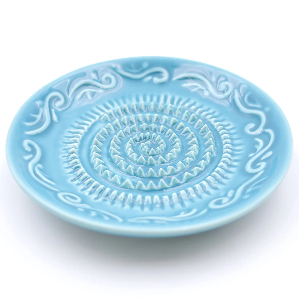 Custom wholesale handmade high quality kitchenware blue classic relief pattern round ceramic ginger garlic grater plate