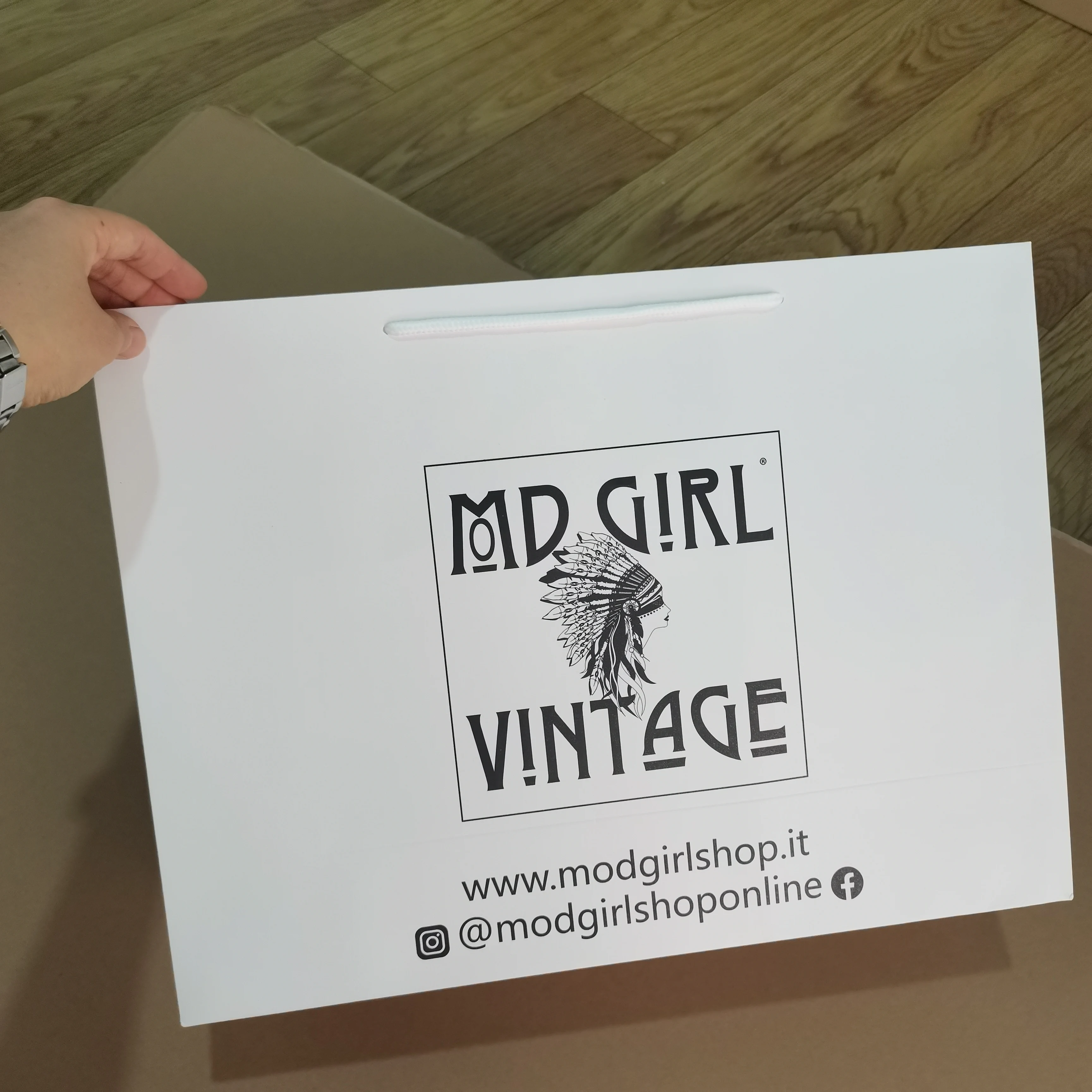 China Competitive Price Elegant Customized Brand Logo Luxury Wine Boutique Shopping White Paper Gift Bags With Ribbon Handles