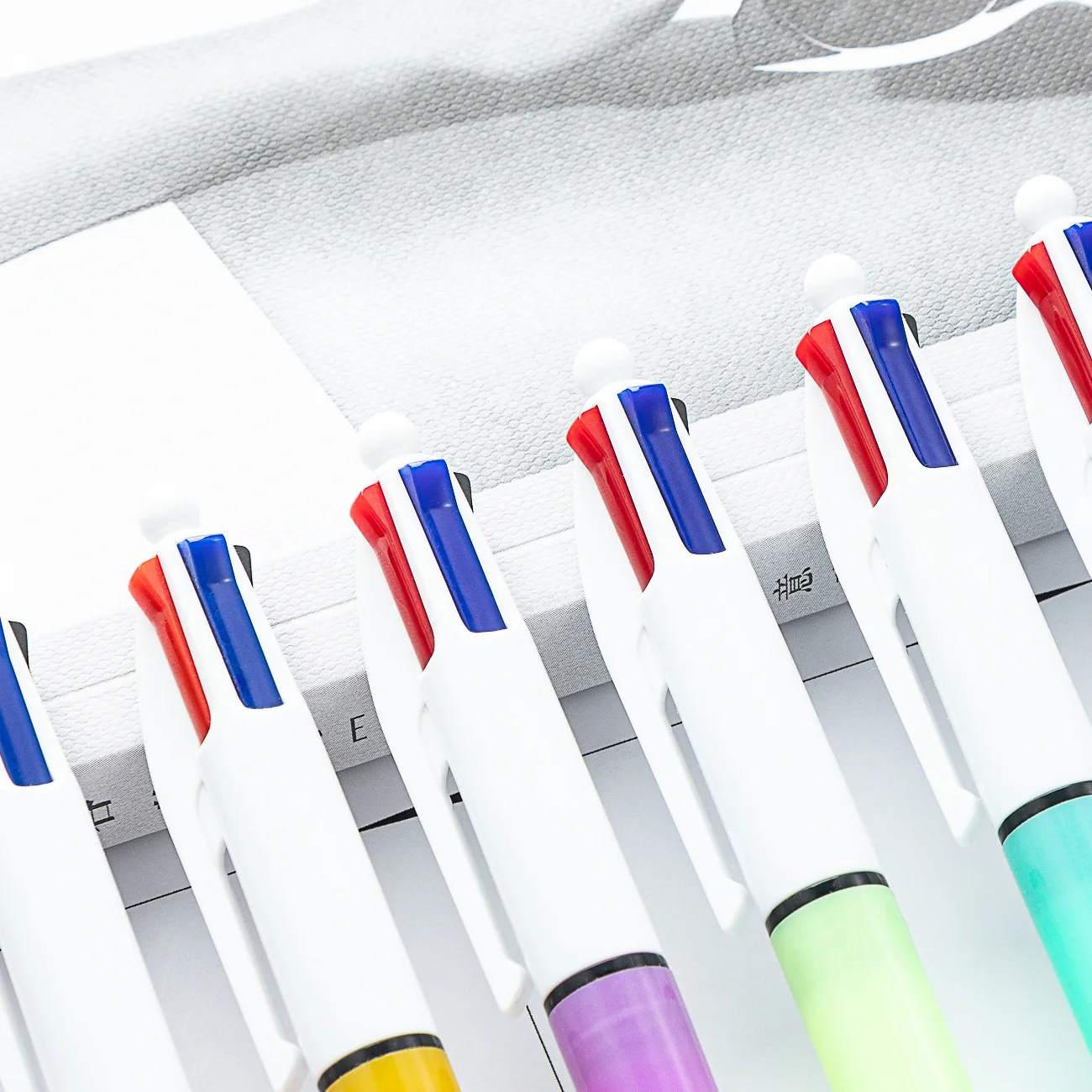 Factory Wholesale Custom Logo Retractable Plastic Ballpoint Pen Fashion 4 Colors in 1 Set of Multicolor Ballpoint Pen