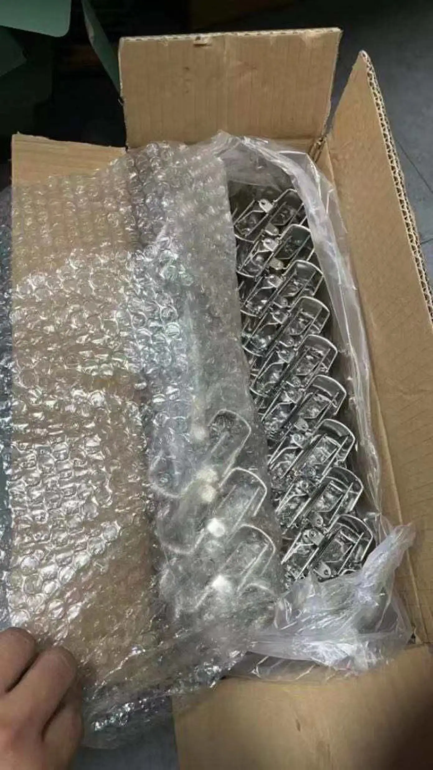 Custom Zing Plating Metal Clips Display Carpet Hangers Rug Clips