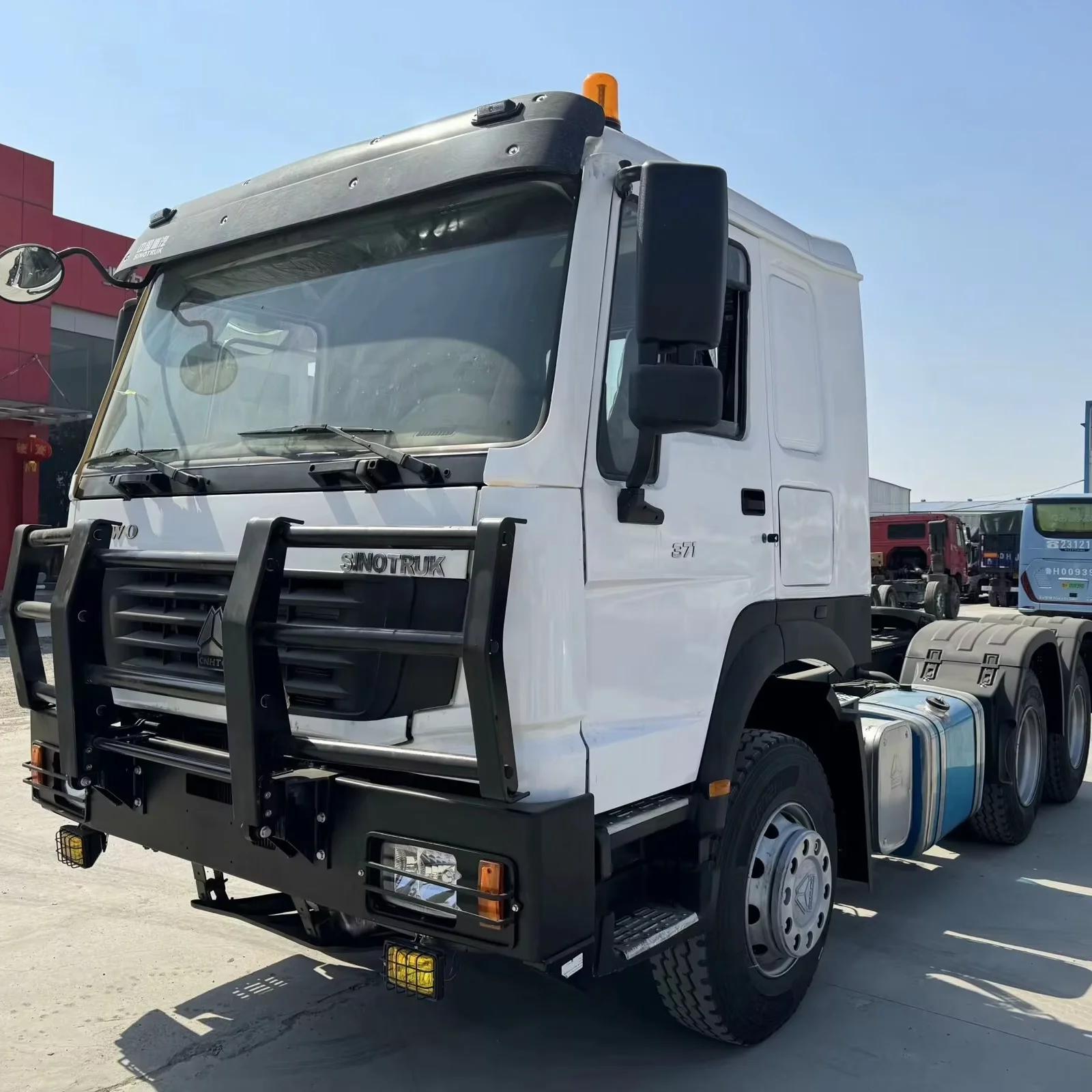 SINOTRUK HOWO 6*4 десятиколесный тягач бампер белый высокопроизводительный