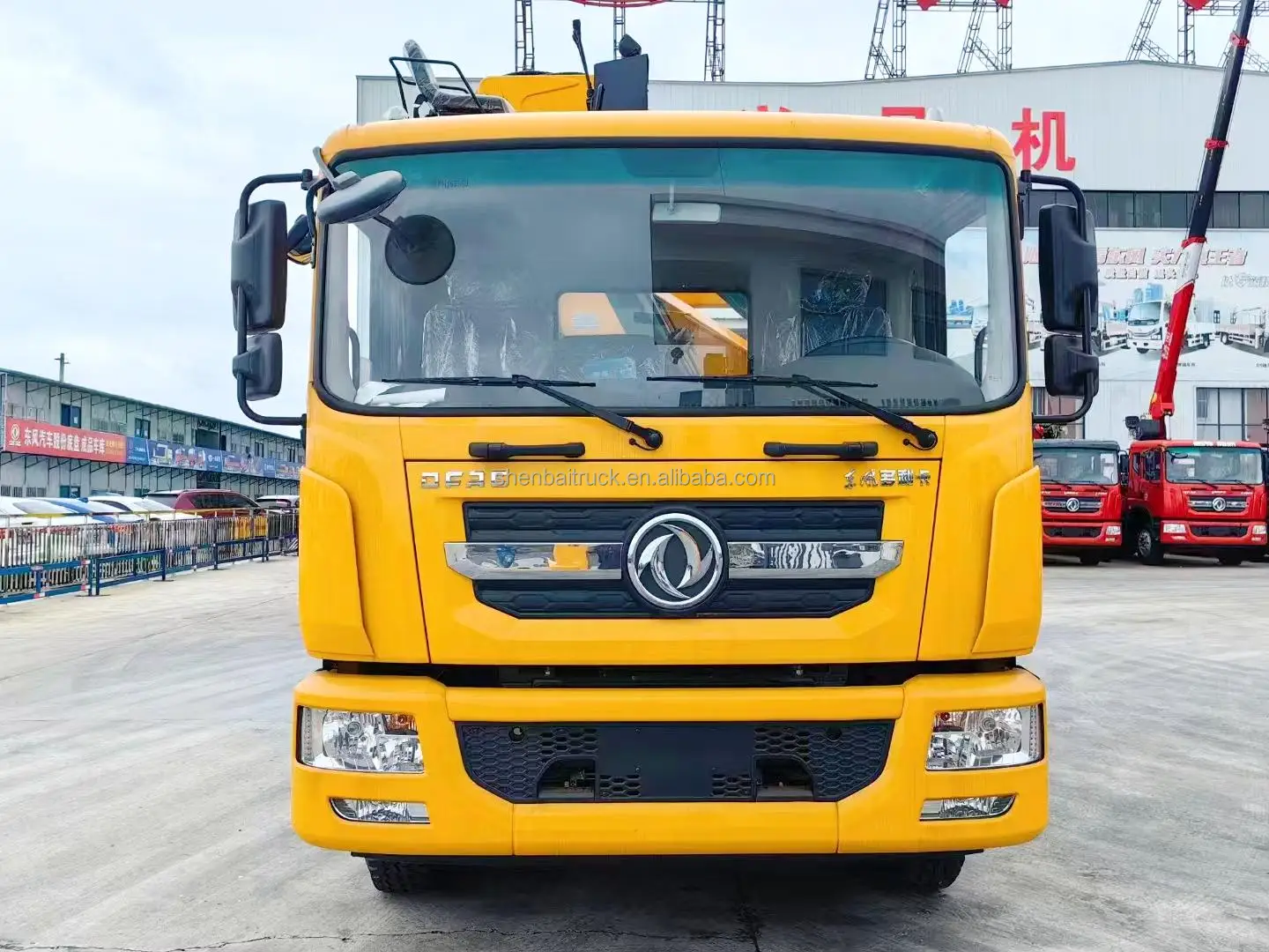 Good Quality Road Emergency Dongfeng 4X2 8Ton 10Ton Wrecker Towing Truck Flatbed Body Truck with Crane for sale