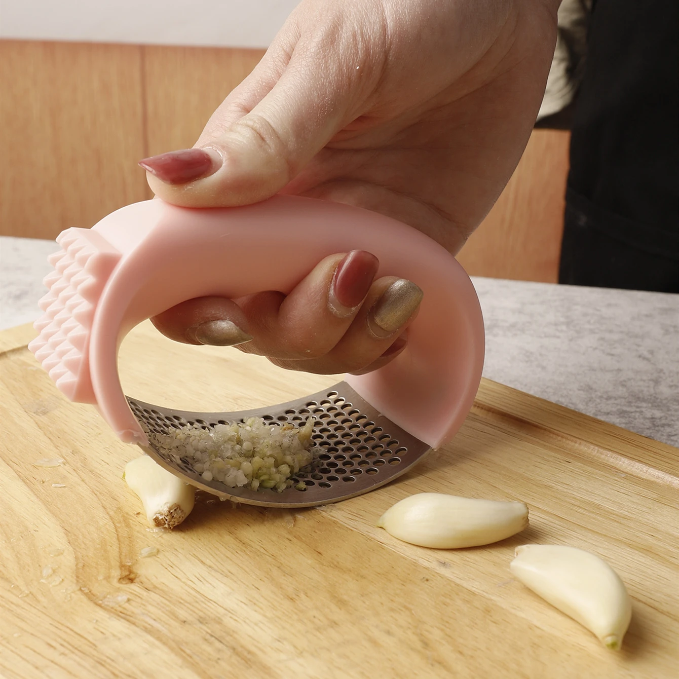 Kitchen fruit & vegetable tools pink black green soft handle arc shape pp stainless steel manual garlic press