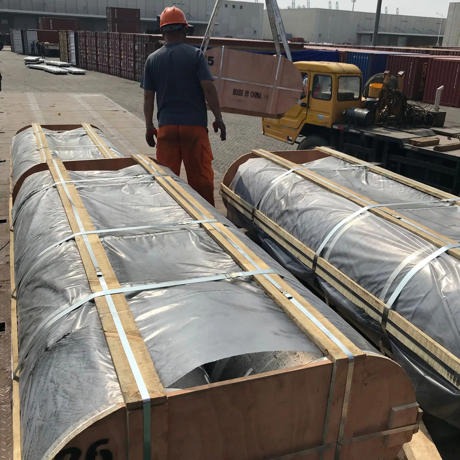 Negative Materials Uhp Graphite Electrode Make Lifting Plug Machinery For Electric Tools