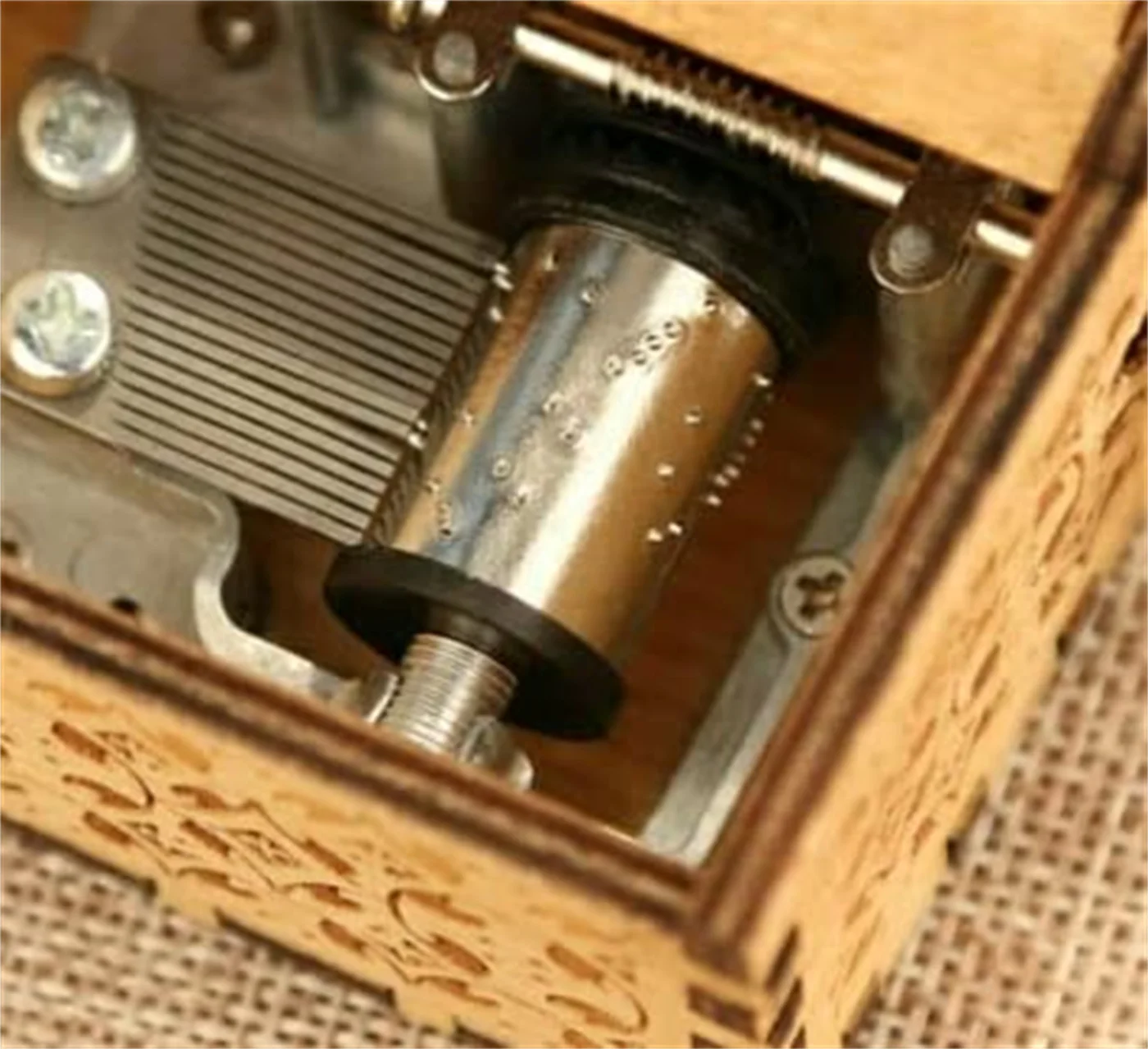 Черная резная музыкальная шкатулка Музыкальная с узором солнечного света ручной металлической ручкой