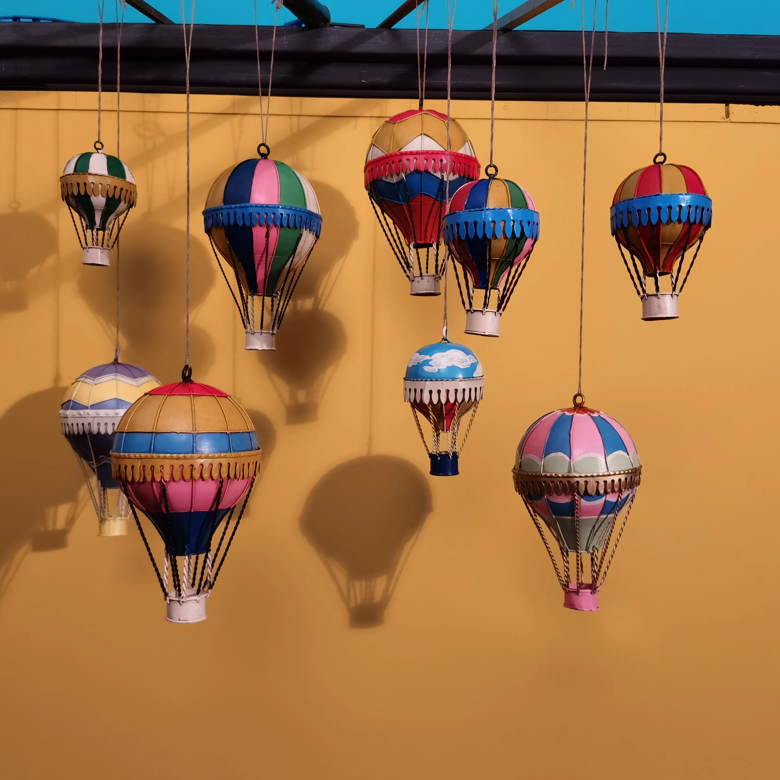 Handmade metal mini hot air balloon model for decorative items, steel Christmas ornaments, ceiling design