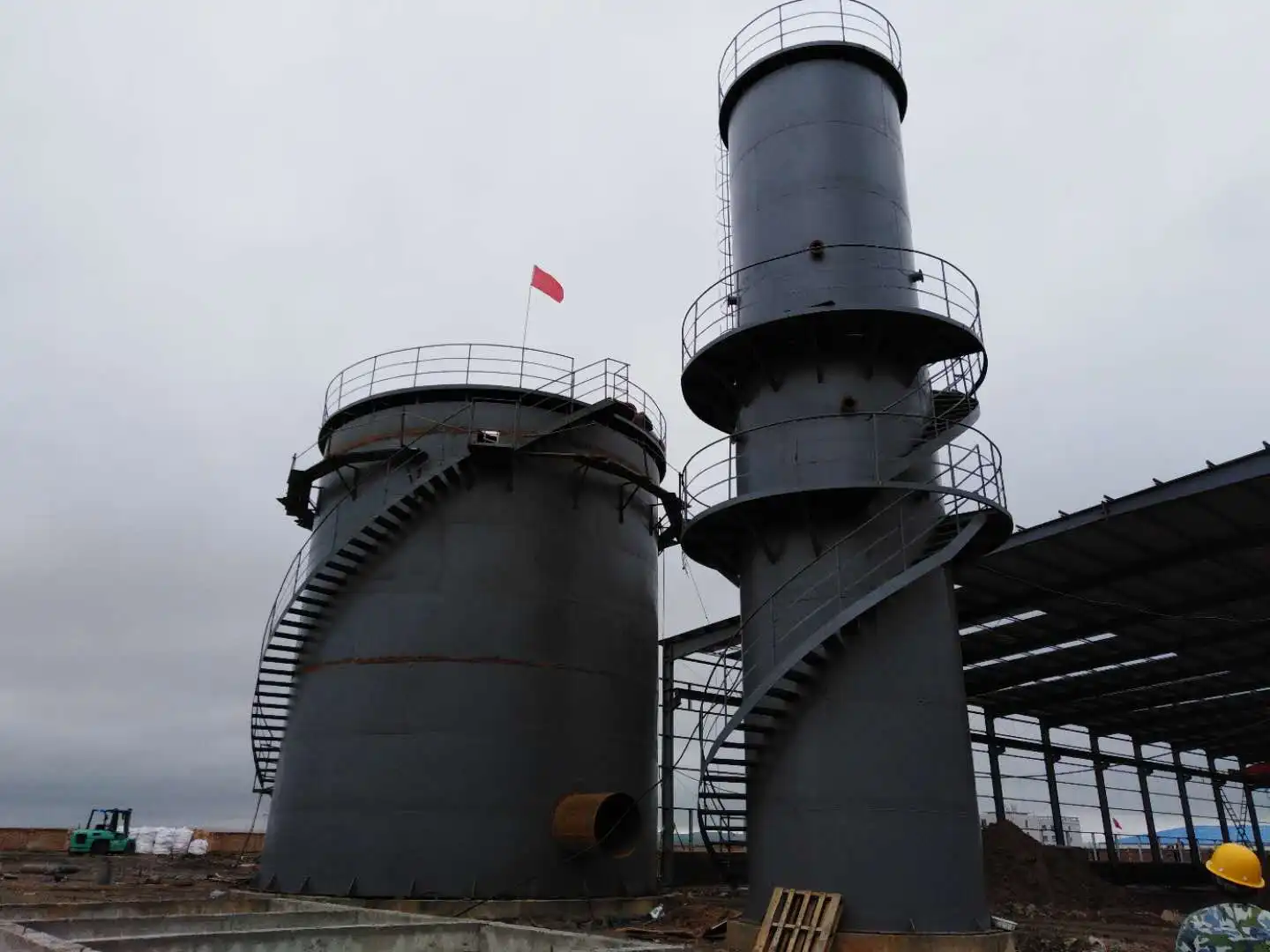 Vertical high-voltage power supply control honeycomb structure tower equipment for capturing tar and asphalt smoke