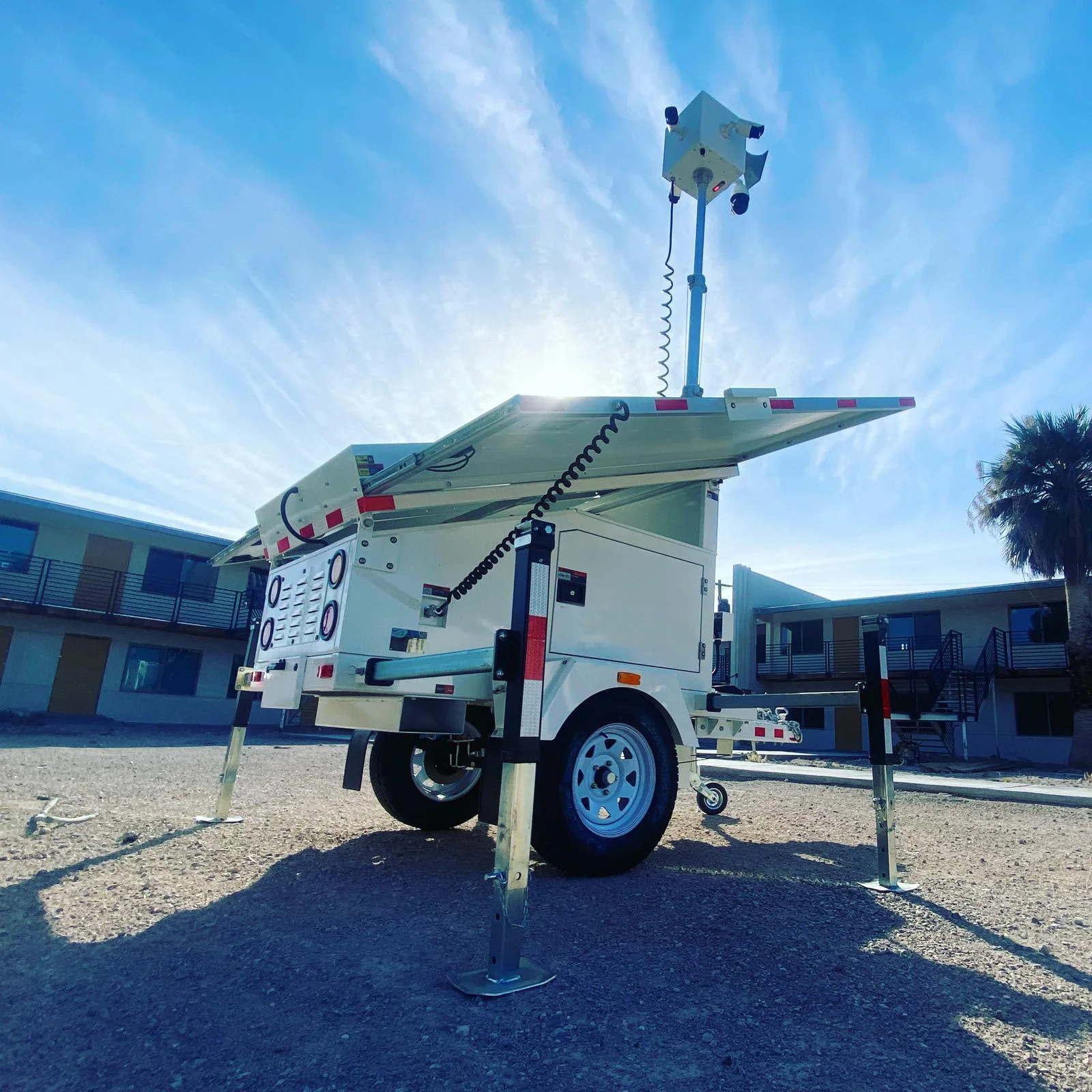 Off-Grid Trailer Mounted Mobile Solar Generator Tower With Hydraulic Mast Simple Version