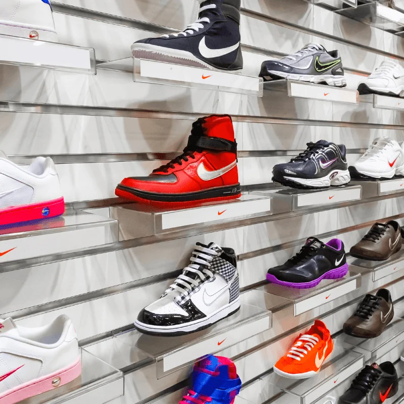 Custom Clear Wall Floating Shoe Display Rack Acrylic Slatwall Shoe Shelf Display for Retail Shop