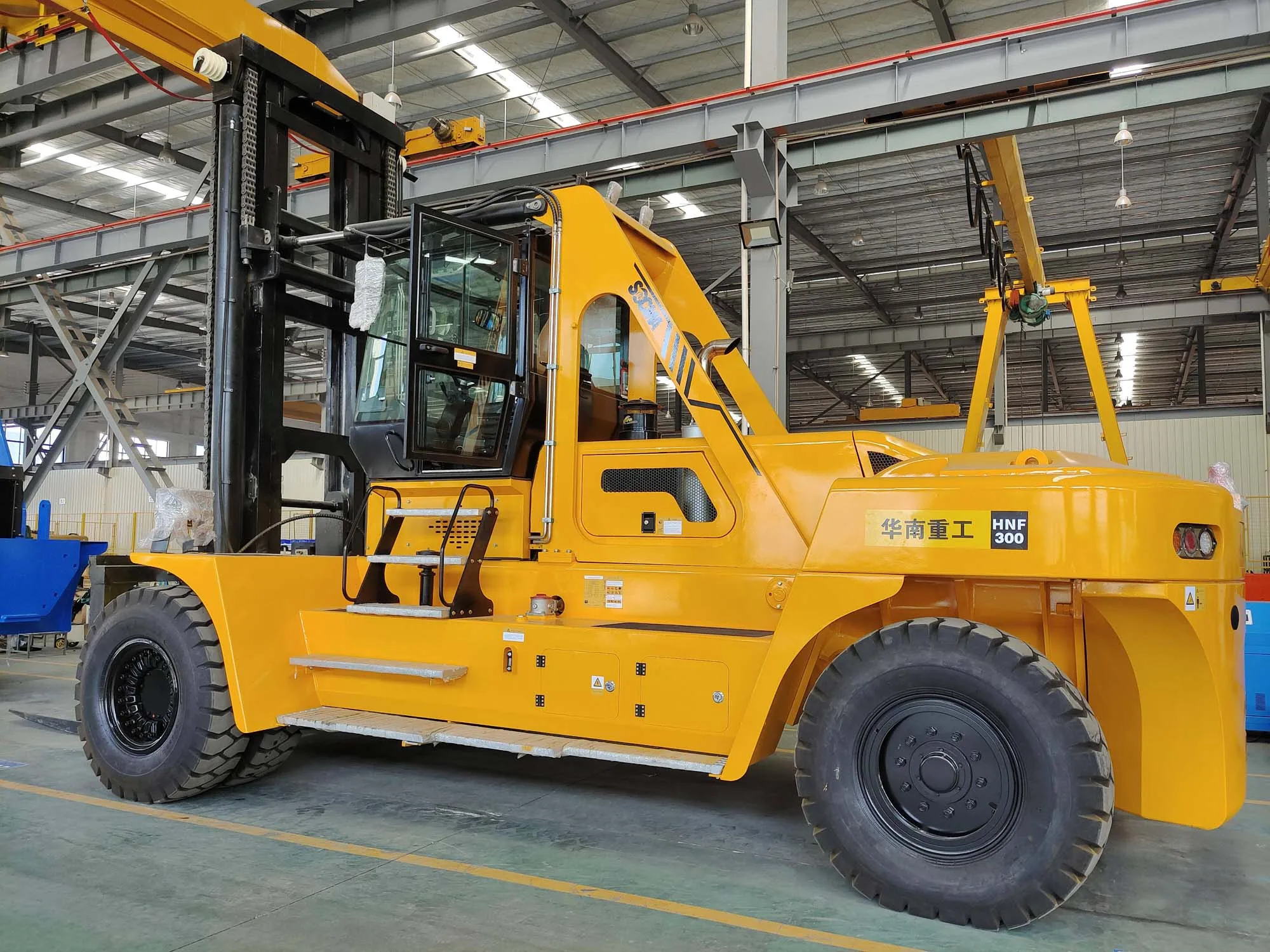 HNF-300 SOCMA 30t forklift transporting concrete plates