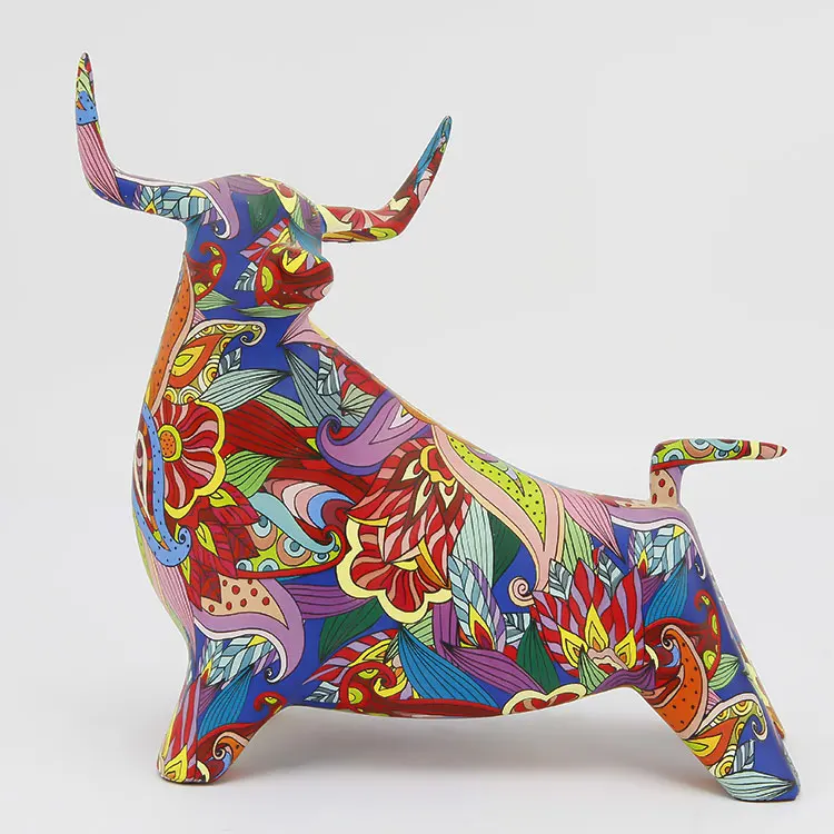Полимерная современная статуя быка Jiayi с граффити для украшения
