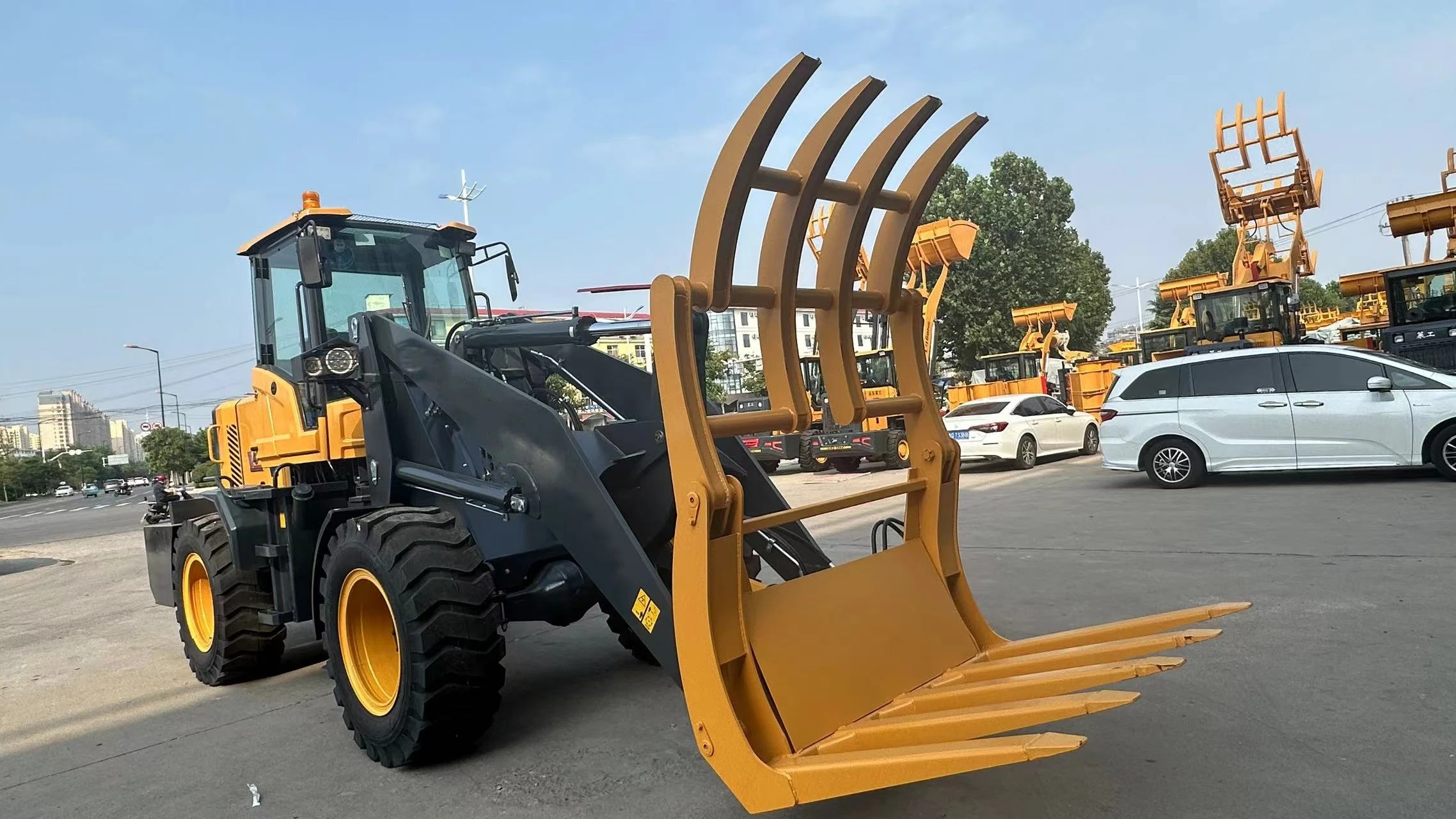 Трактор с фронтальным погрузчиком 4x4