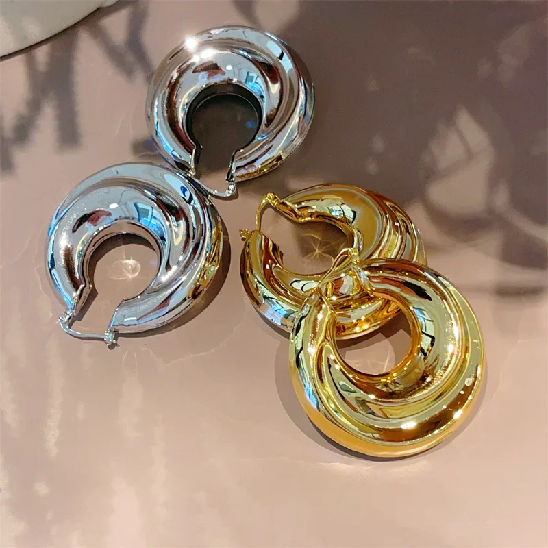 2023 New Arrival Fashion Jewelry Metal Hollow Shaped C-Ring Smooth Earrings Spiral Chunky 18K Real Gold Simple Hoop Earrings