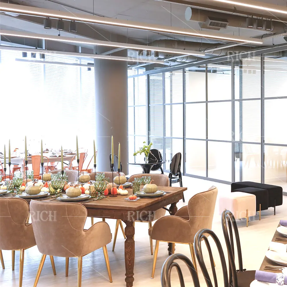 Стулья и столы для мероприятий в отеле, современная мебель для ресторана, ножки с золотым покрытием, кресло с зеленым бархатным покрытием, обеденный стул