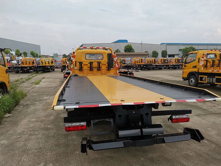 Dongfeng 4x2 six wheeler single row 2 doors 4400mm A/C left drive type diesel 165hp small road street wrecker truck