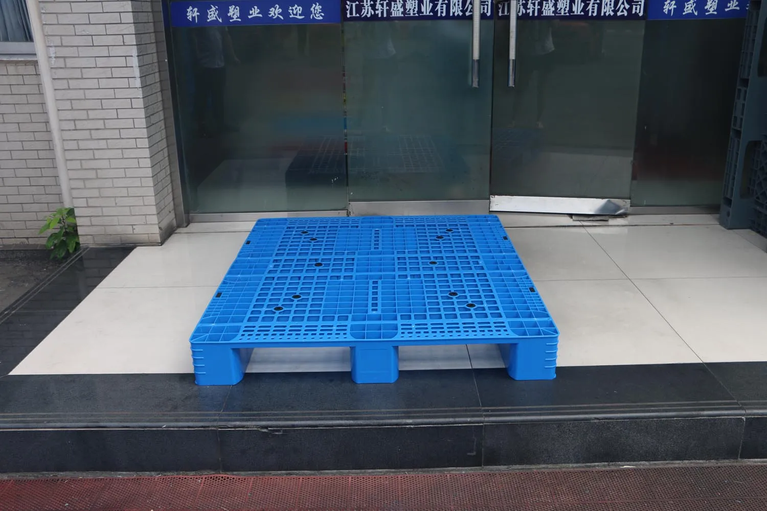 NEXARA Dynamic Load Euro Plastic Pallet 4T 1513 1500*1300*170mm Grid Surface Three Runner Single Faced Storage Transportation