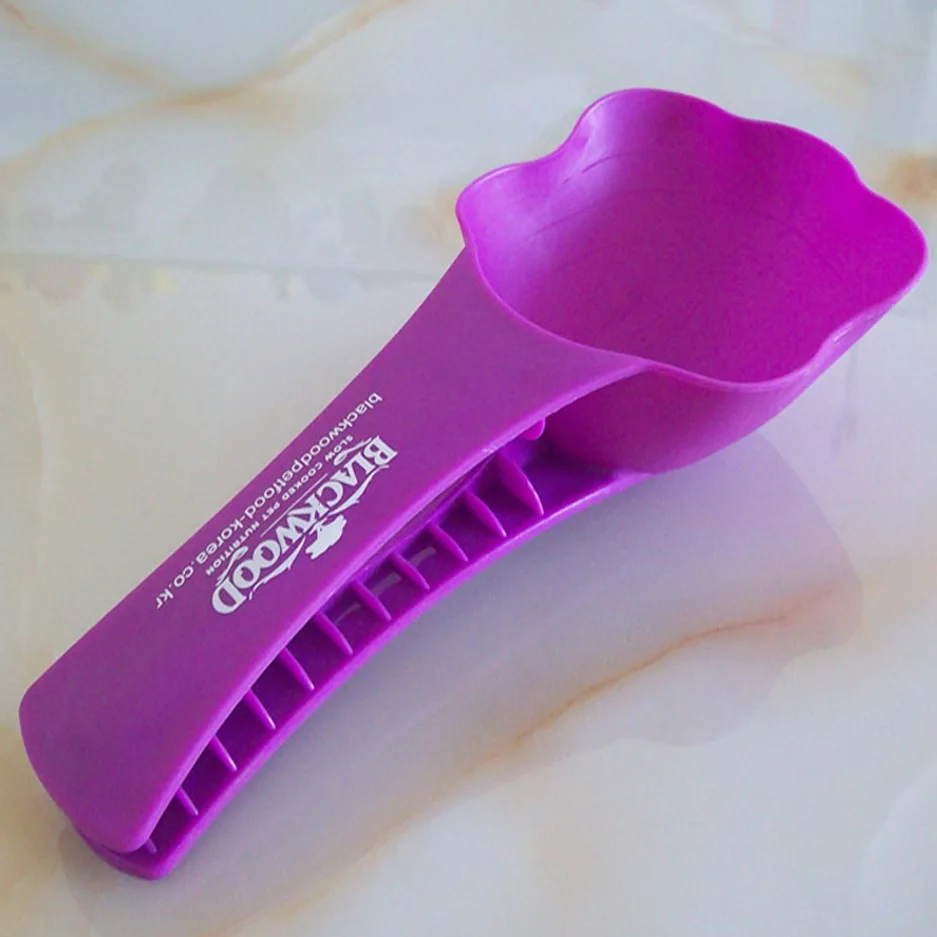 Pet food spoon with bag clip