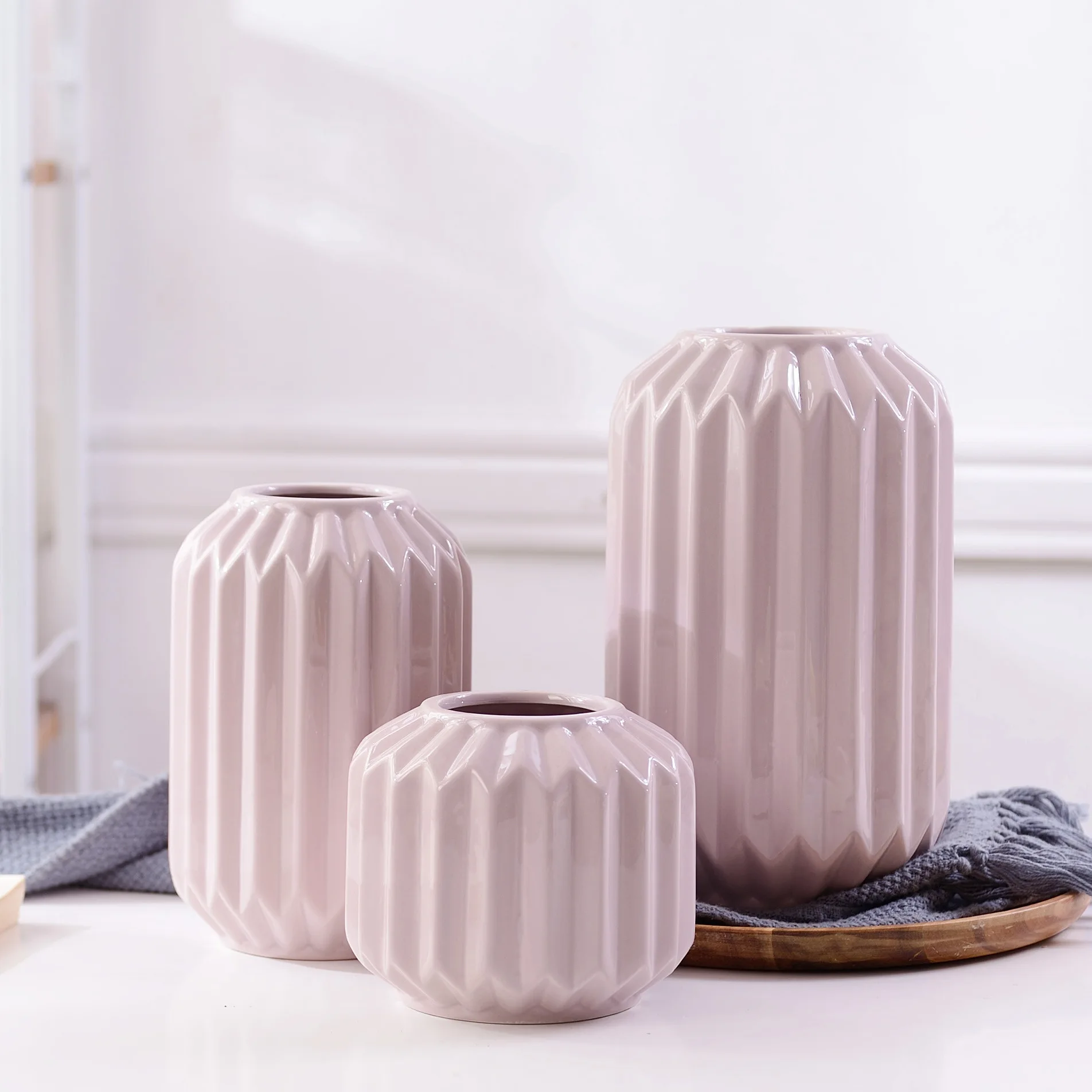 High Quality Modern Decorative Art Pottery White Luxury Flower Vase Home Living Room Decoration  Ceramic Vases For Flowers