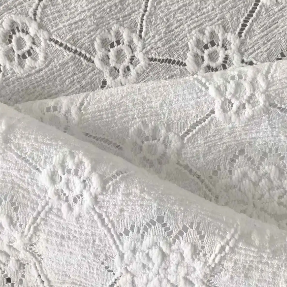 Оптовая продажа дешевая цена плиссированная белая вышитая Цветочная вязаная жаккардовая ткань для свадьбы