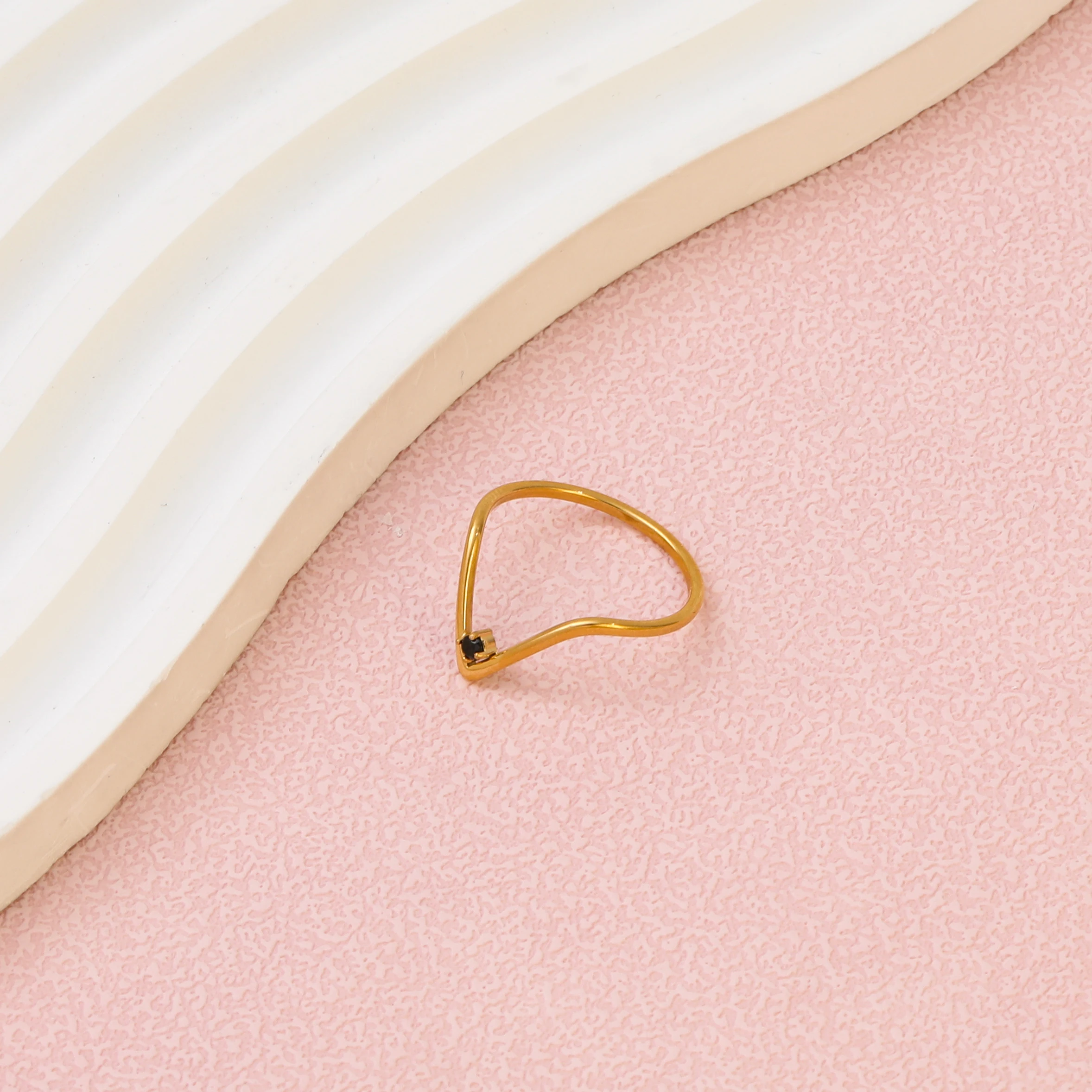 High End 18K Plain Gold Black Stone Zirconia Fine Arrow  Stainless Steel Rings Trendy Simple Gold Plated Jewelry