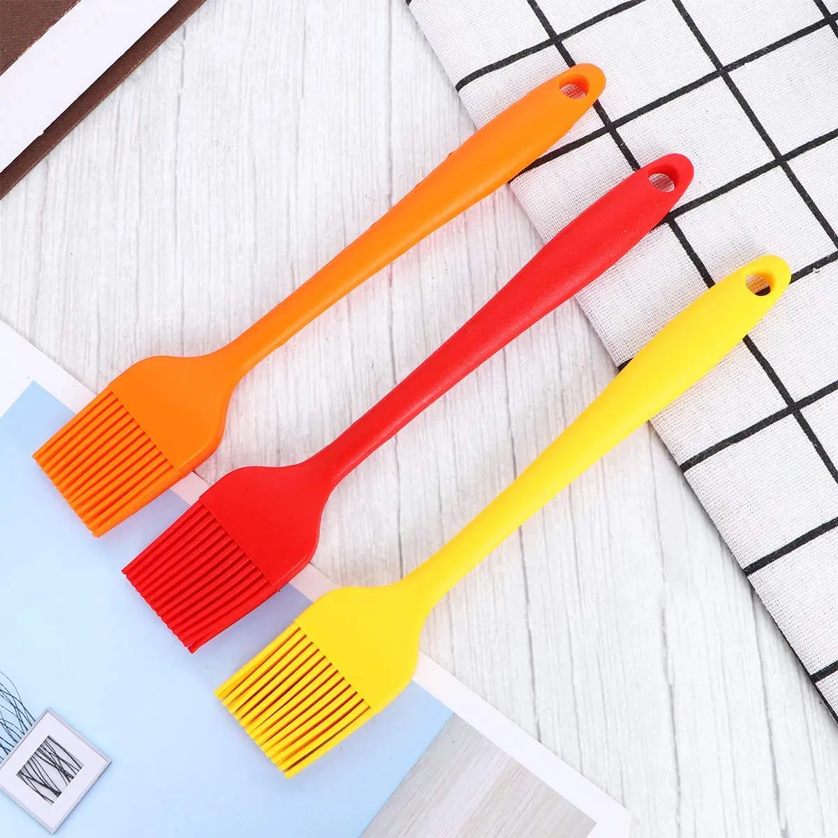 Heat Resistant Silicone Brush Oil Sauce Cream Brush for Barbecue BBQ Meat Cakes Pastries (Random Color) HOZ