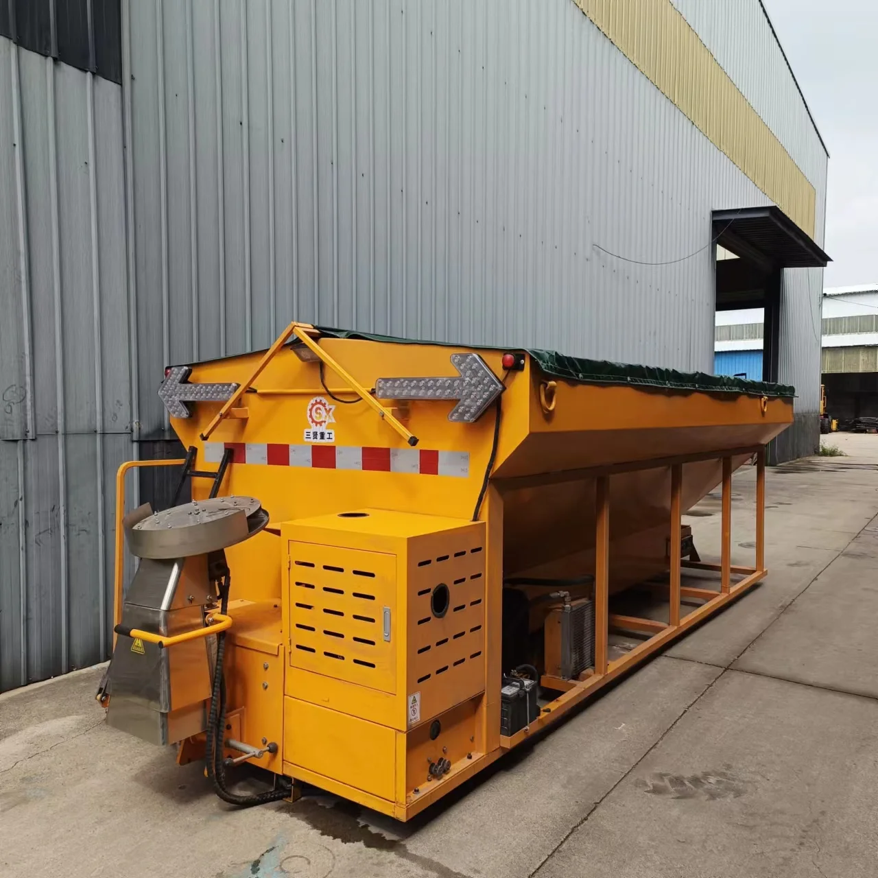 Snow melting spreader Salt spreader Road snow melting machine