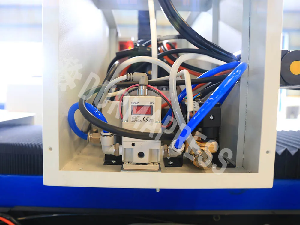 hot selling fiber laser cutting machine with high discount for carbon stainless steel 1500w