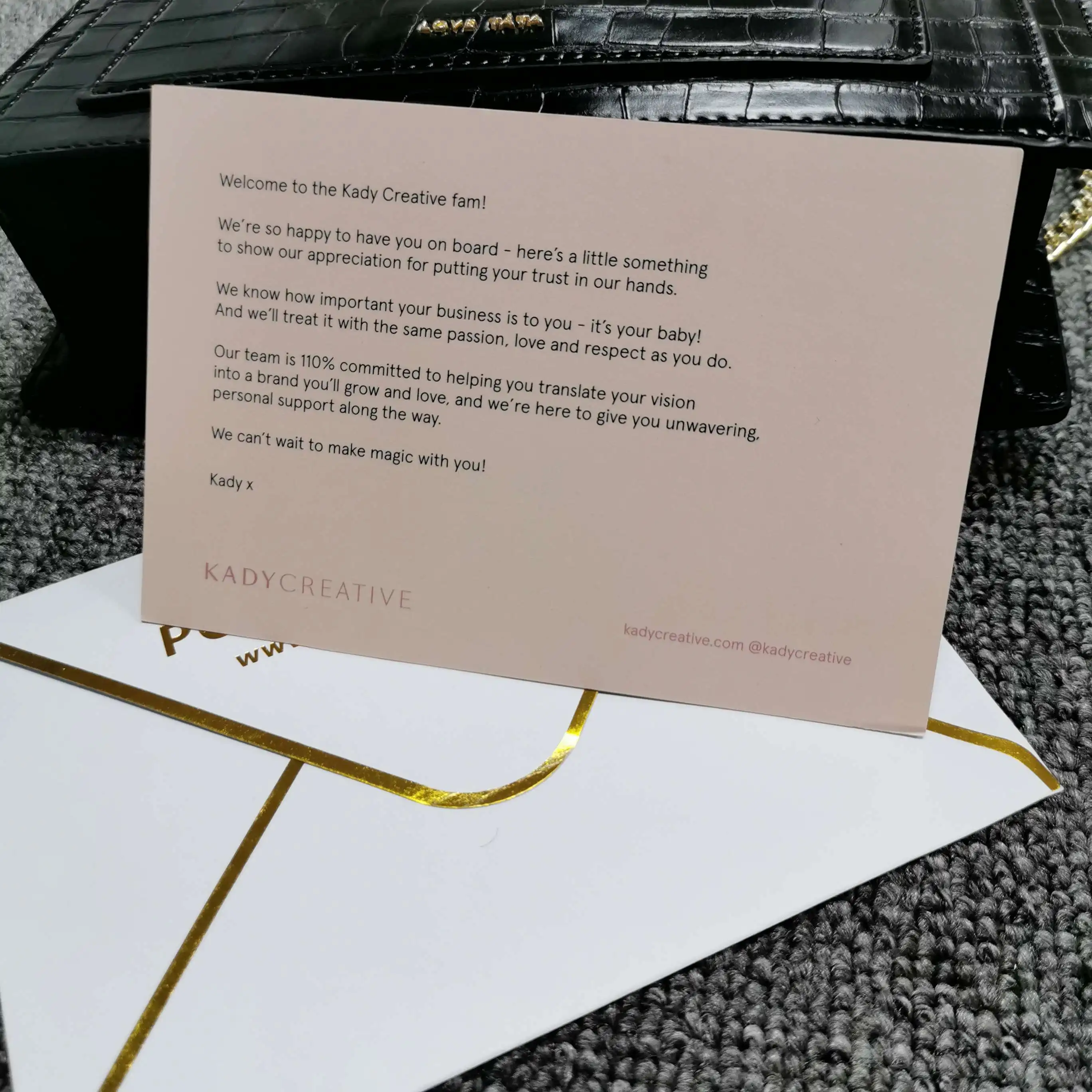 Розовые открытки для деловых покупок с индивидуальным логотипом