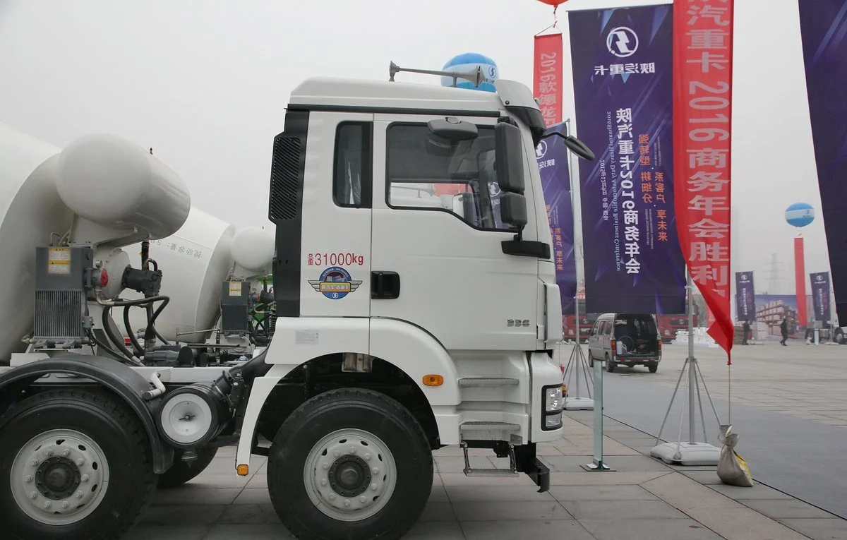 Used SINOTRUK Howo Mixer Truck 8x4 Drive Wheel Diesel Cement Truck for Sale Price on Concrete Mixer Trucks