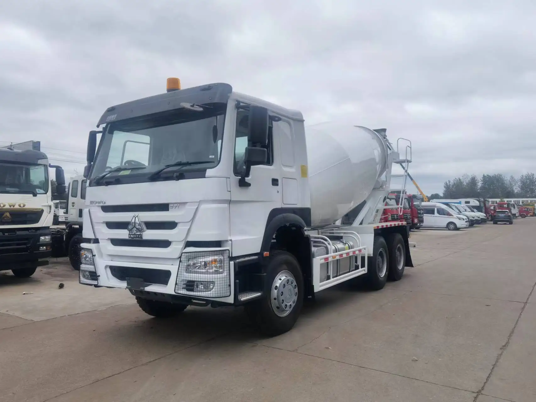 Used 6x4 HOWO Cement Trucks 375HP Euro2 Heavy with Concrete Mixer Tanker Bulk Cement Transport Vehicles