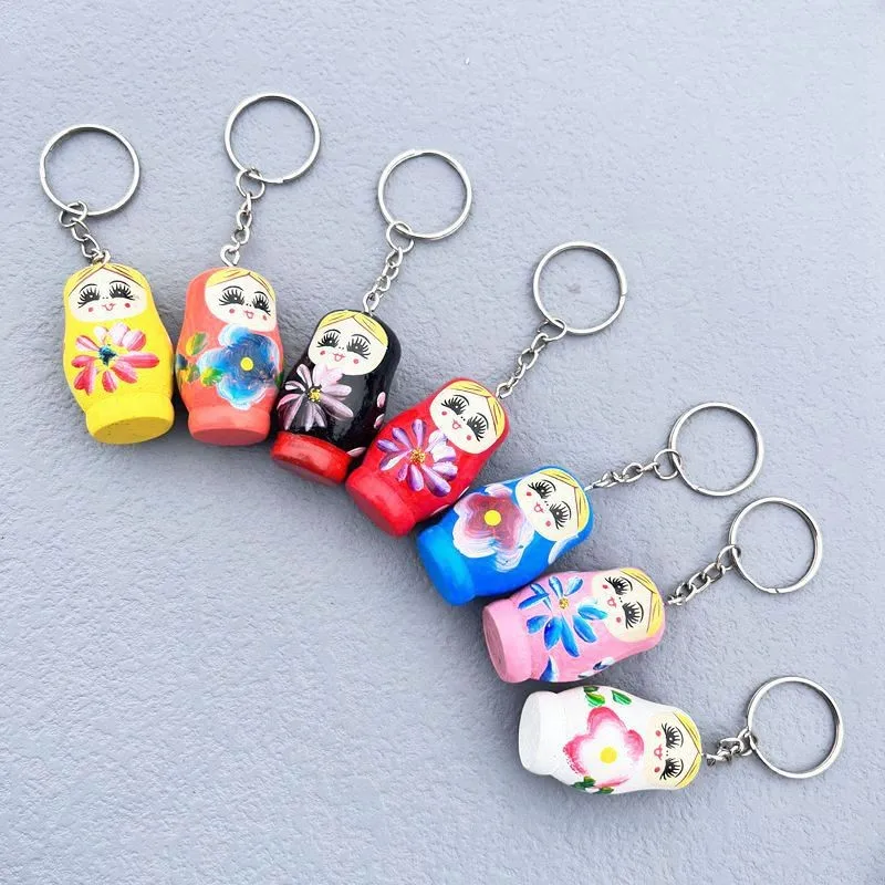 Wholesale Wooden Crafts Key Chain Russia Nesting Wooden Dolls Pendant Cute Traditional Russia Doll Key Chain Cheap Price