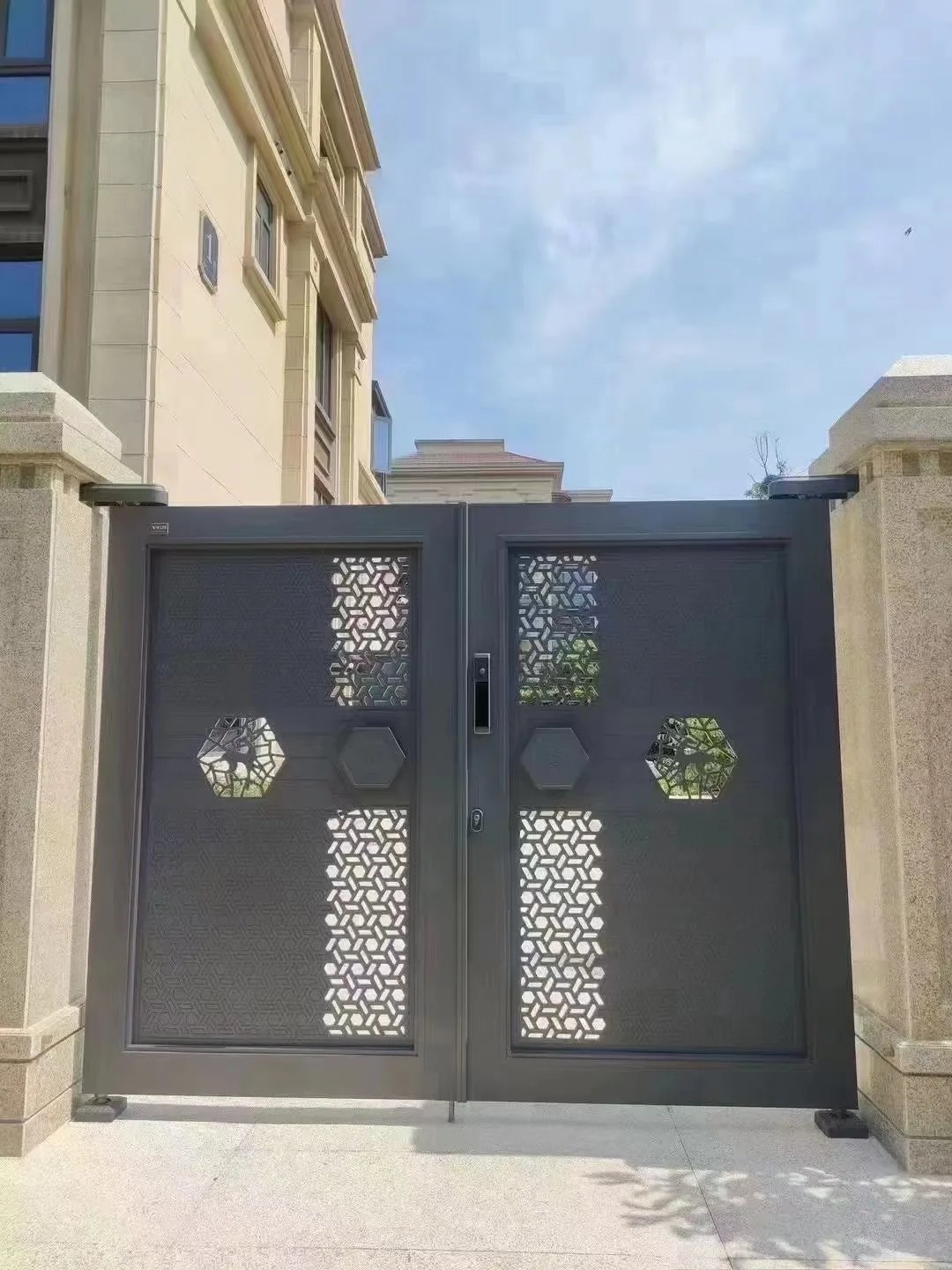 Exterior entrance metal aluminium alloy fence and gates design outdoor automatic aluminum profile slat double swing entry gate