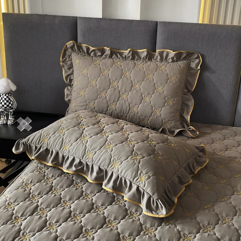 Quality Assurance Factory Supply Bedding Set Polyester Cover Skirt Lace Bedspread 3 Pcs Quilted Thickened Bed Skirt For Winter