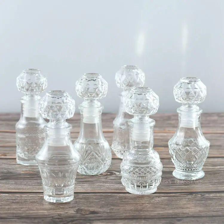 Small Glass Alcohol Bottles Mini Wine Bottles Reusable Empty Spirit Bottle With Airtight Stopper Wedding Party 1.7 oz